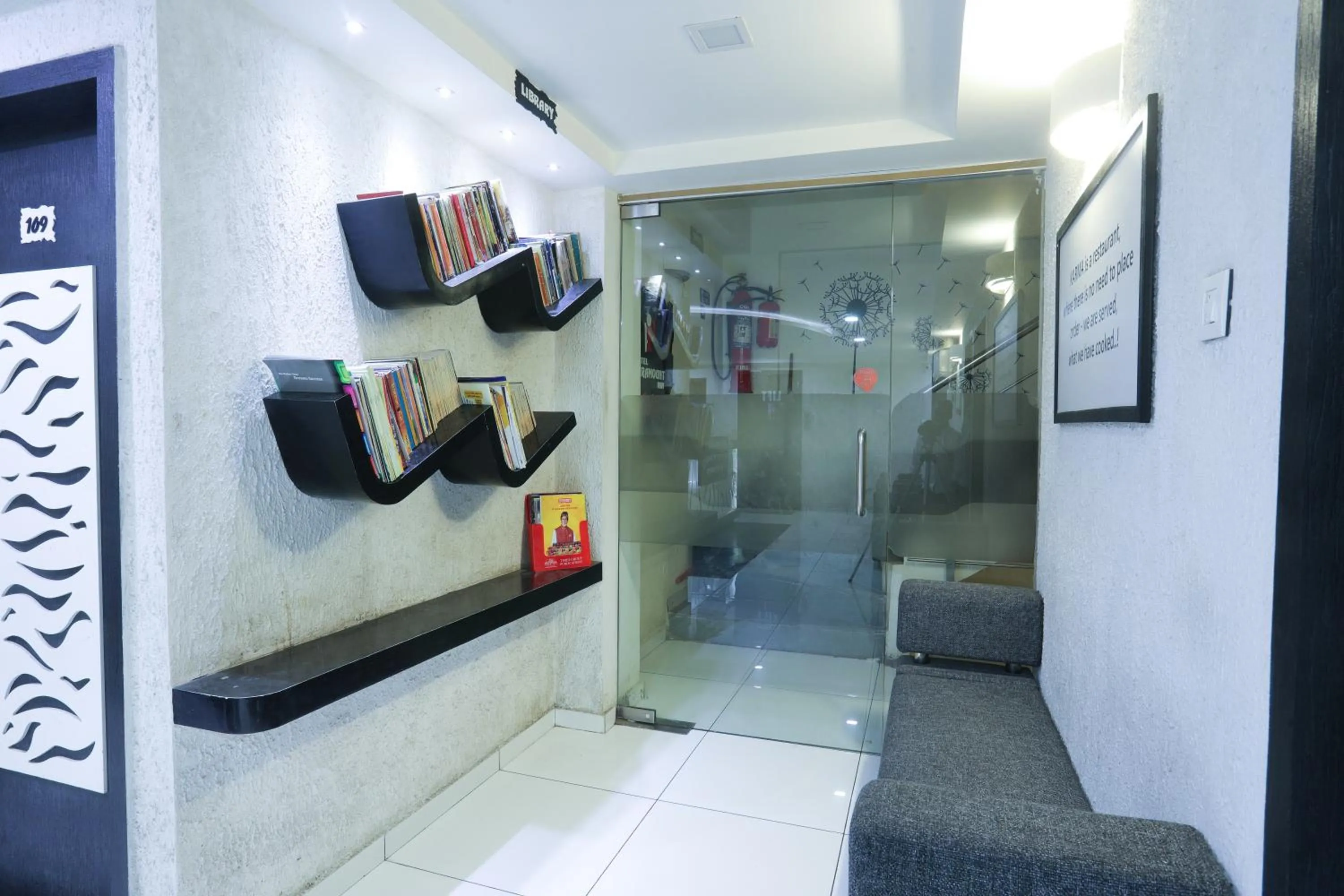 Property building in Hotel Paramount Inn