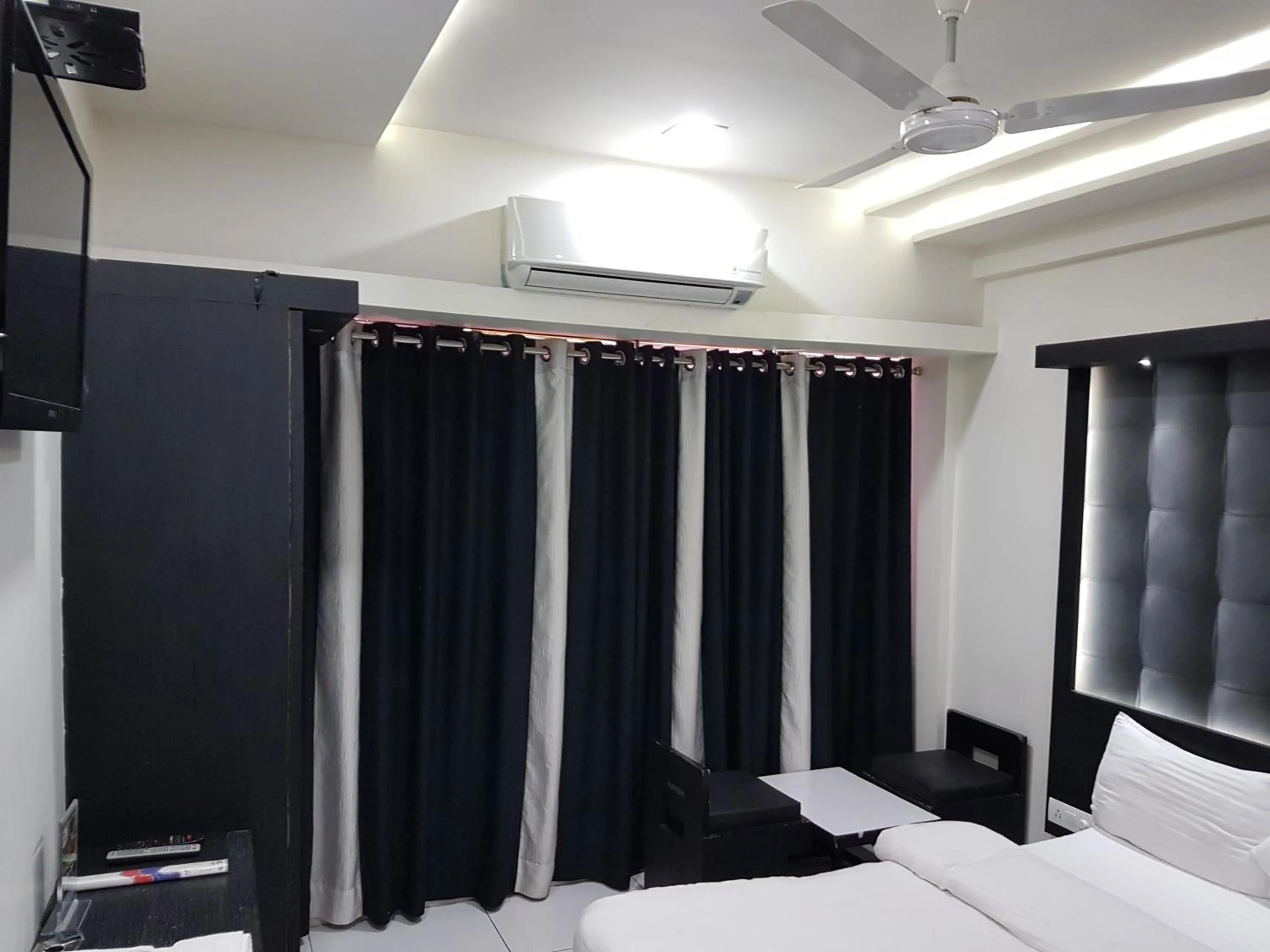 Other, Bed in Hotel Paramount Inn