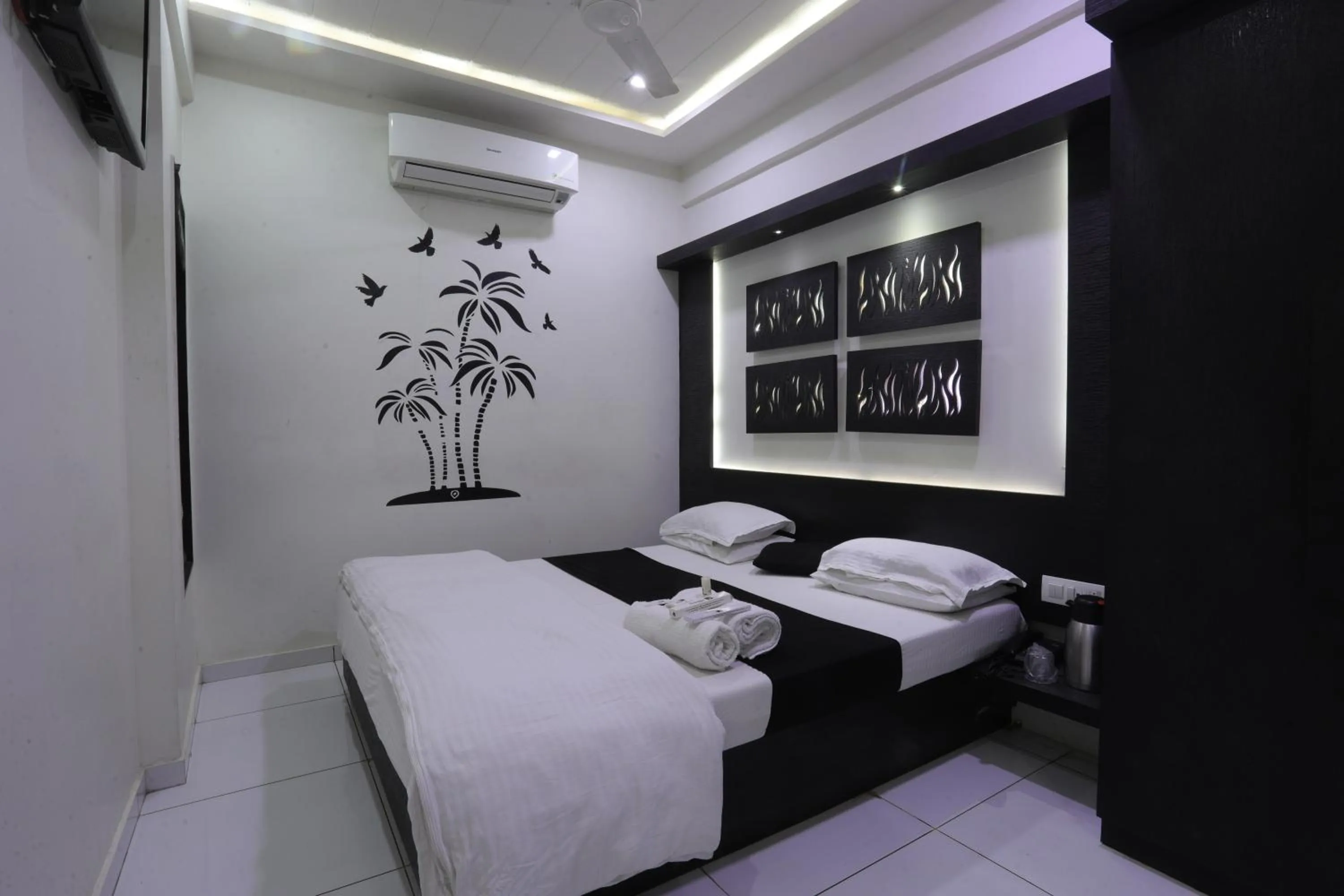 Bedroom, Bed in Hotel Paramount Inn