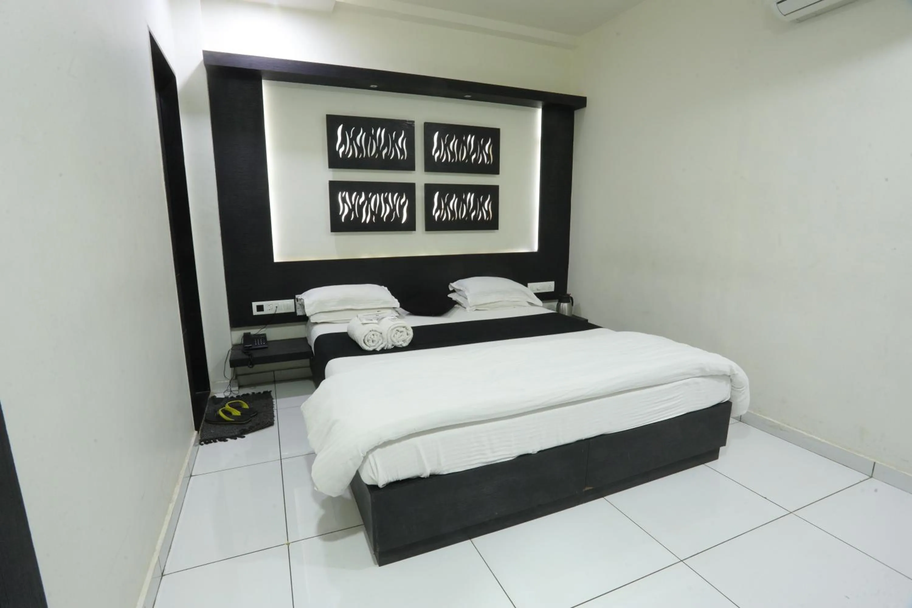 Bedroom, Bed in Hotel Paramount Inn