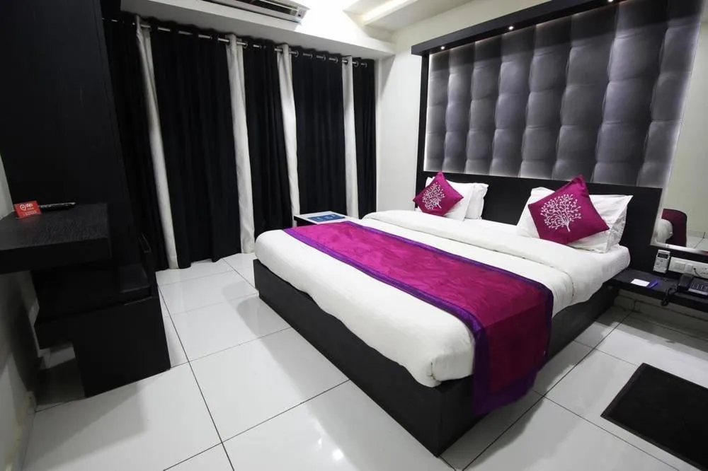 Property building, Bed in Hotel Paramount Inn