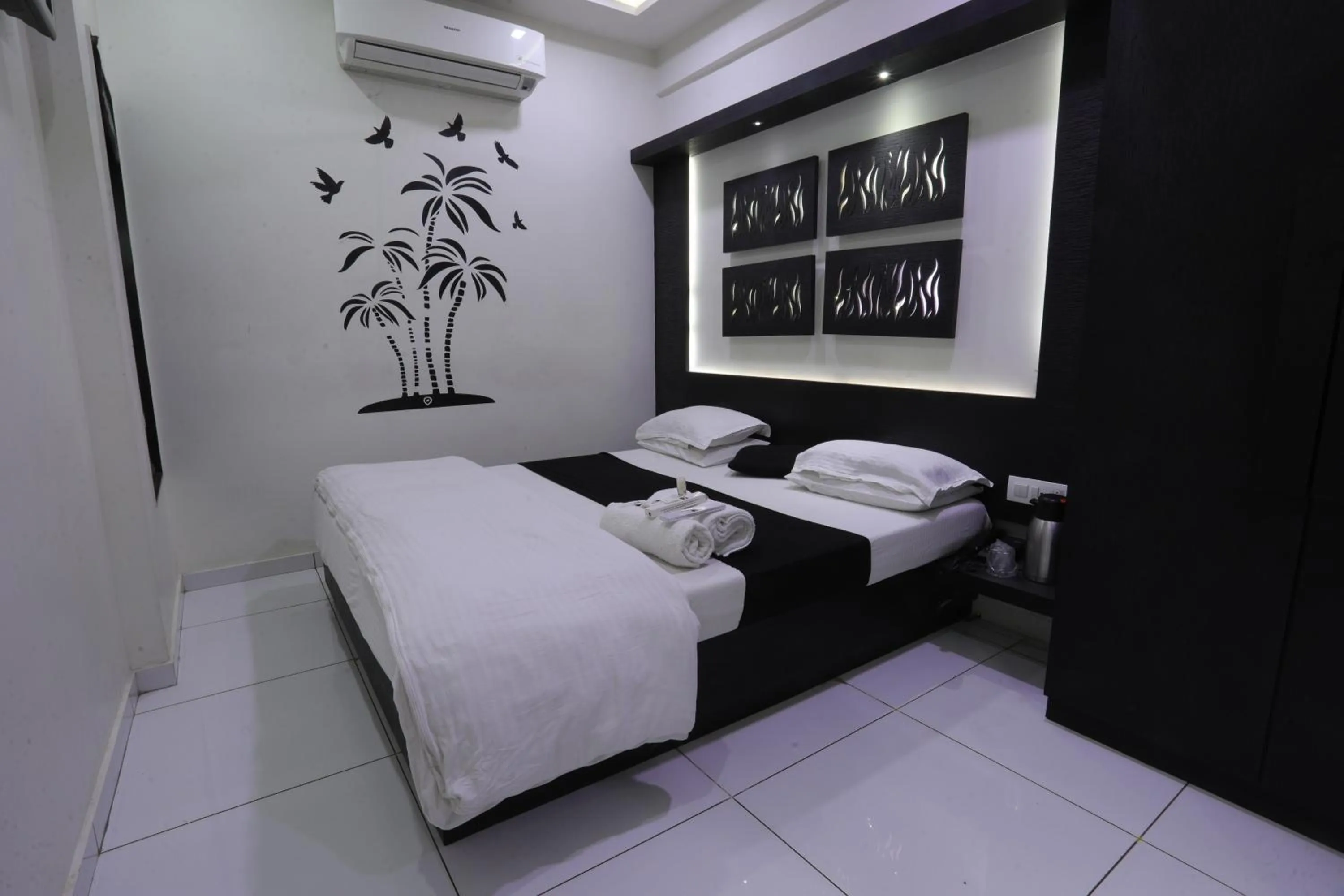 Bed in Hotel Paramount Inn