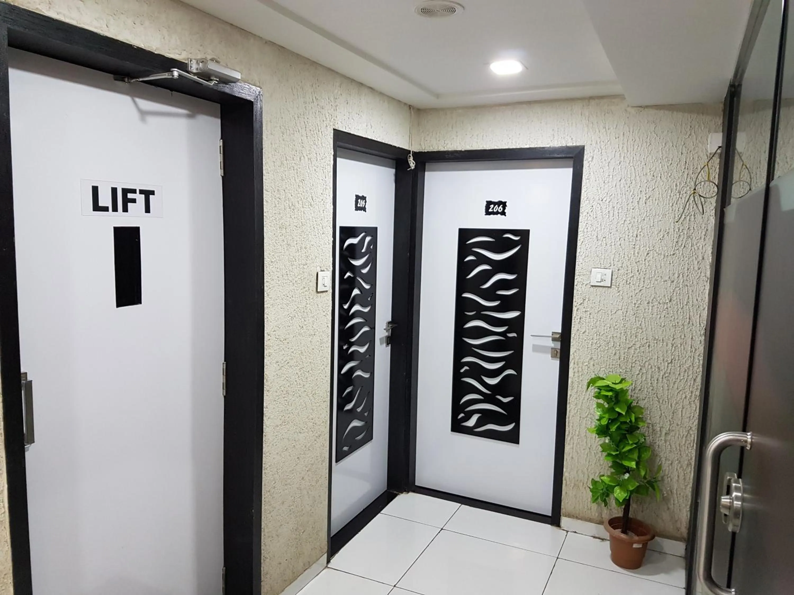 Property building in Hotel Paramount Inn