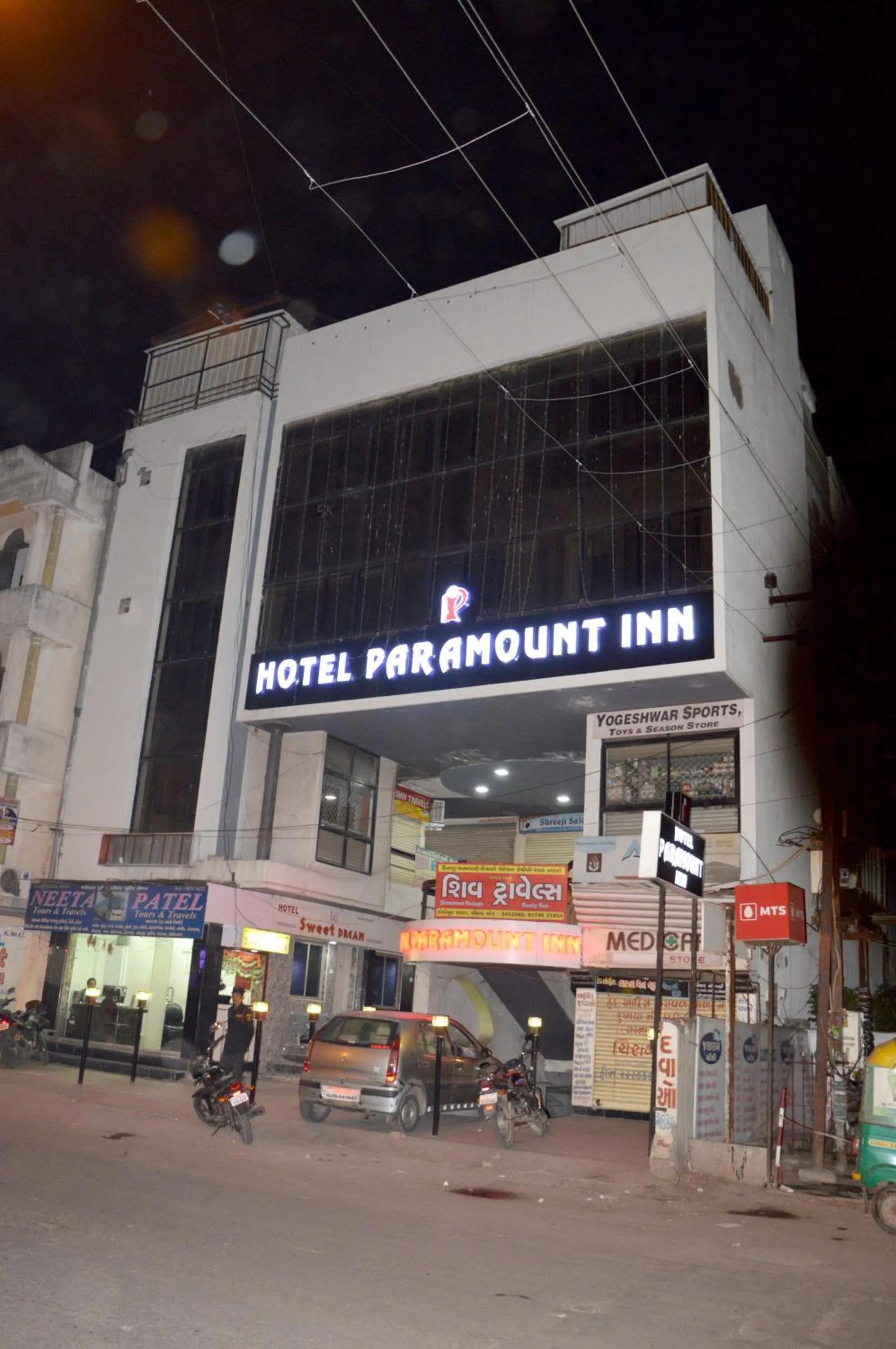 Facade/entrance in Hotel Paramount Inn