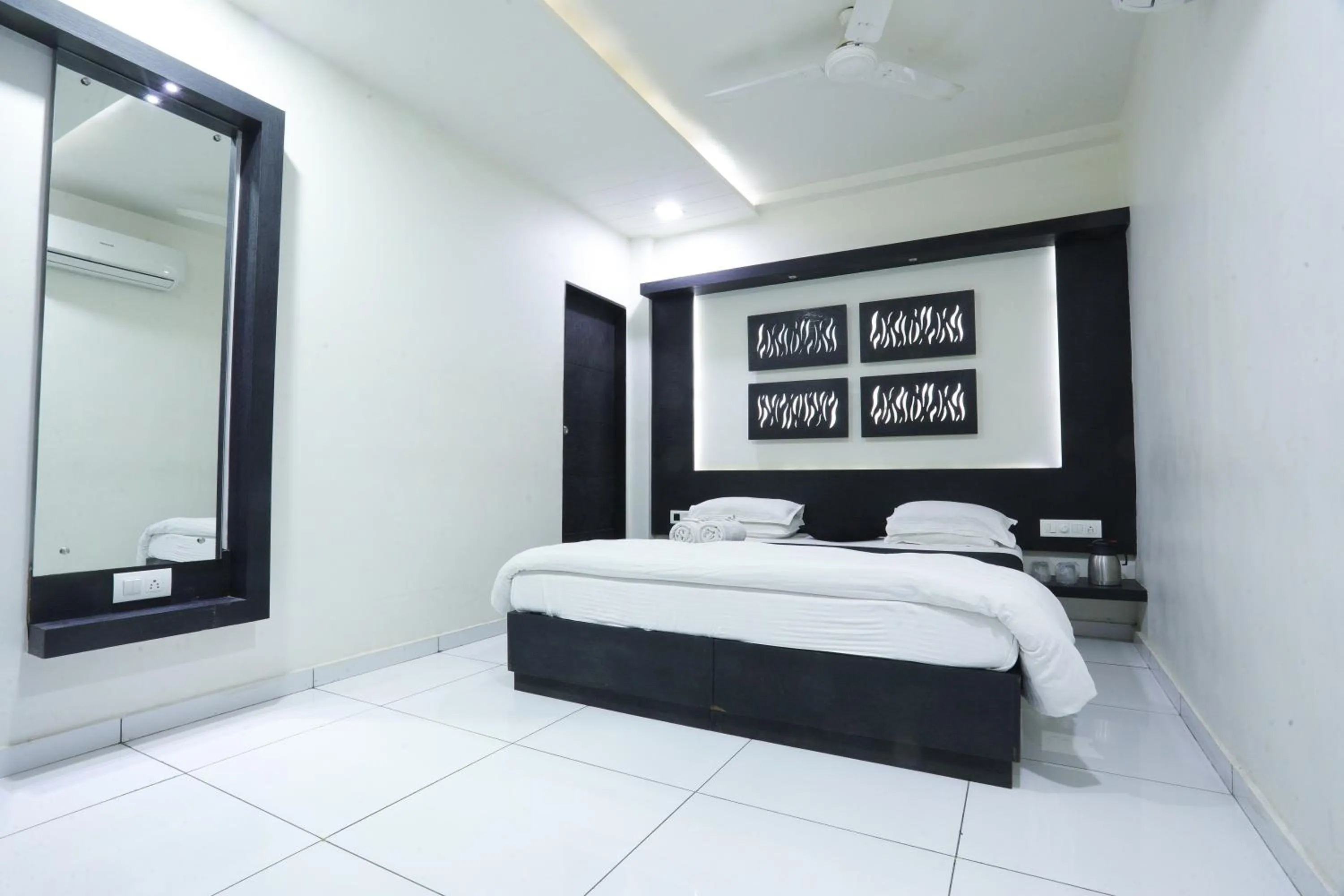 Bedroom, Bed in Hotel Paramount Inn