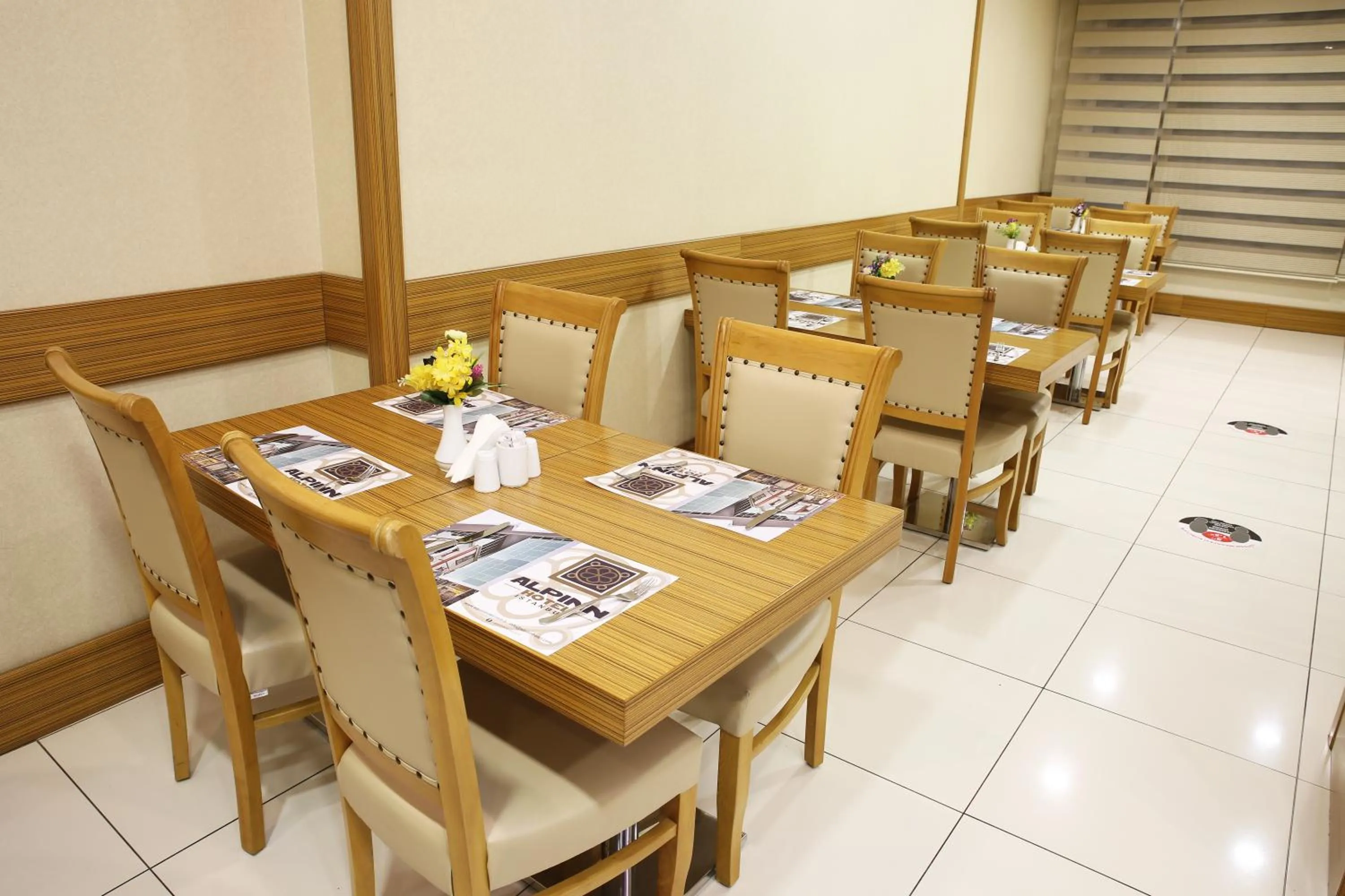 Restaurant/places to eat in Alpinn Hotel Istanbul