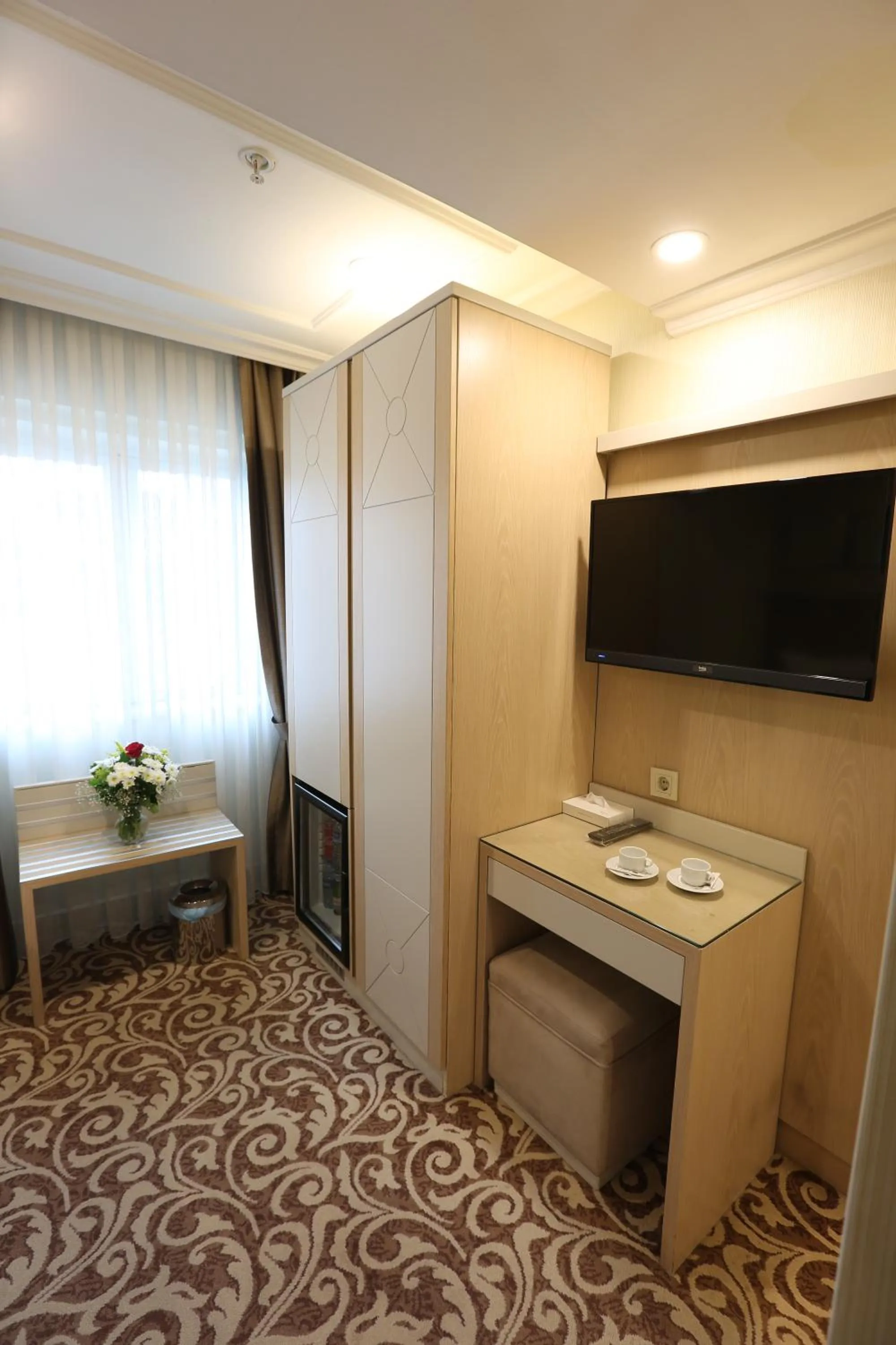 Communal lounge/ TV room in Alpinn Hotel Istanbul