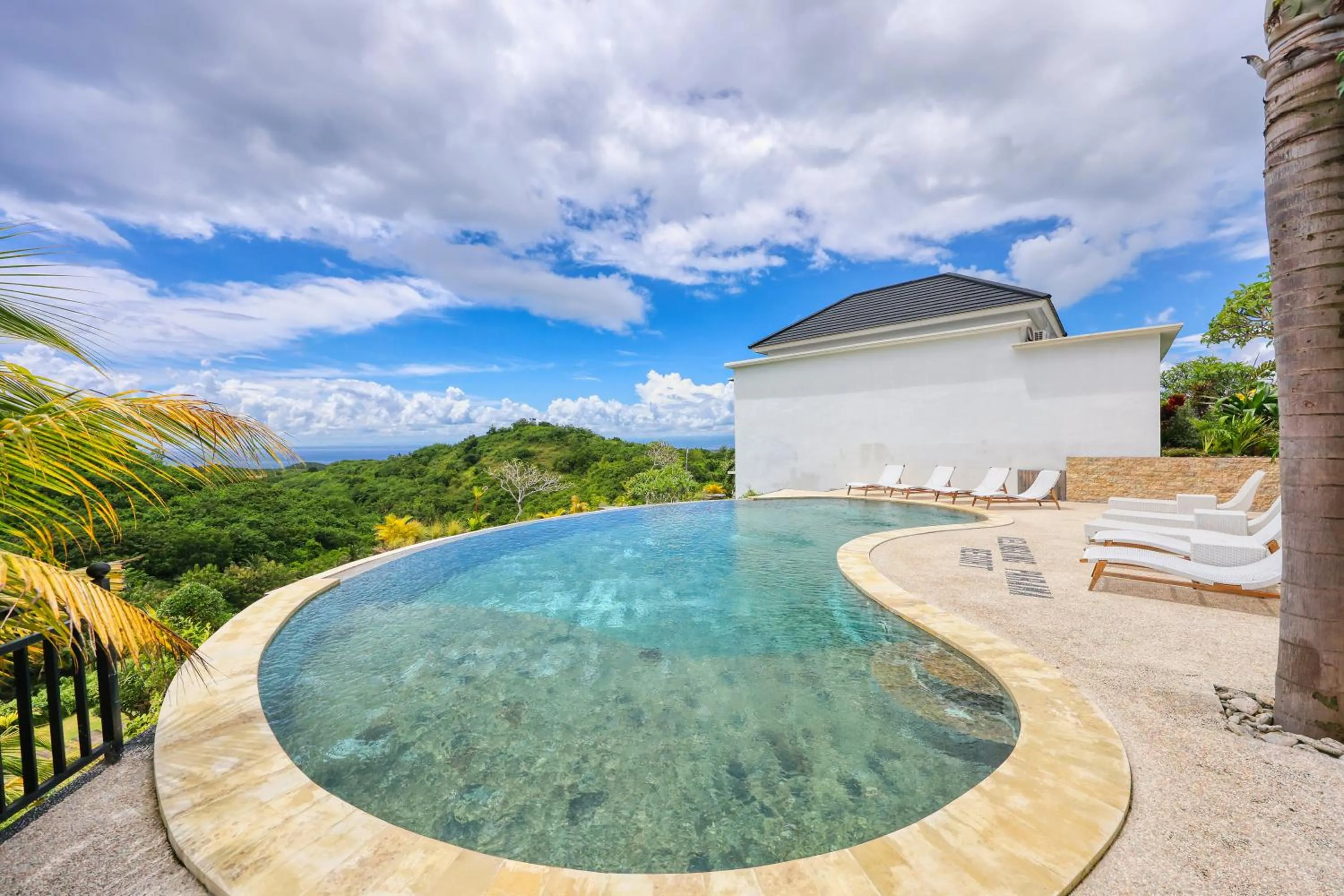 Swimming pool in Kelingking Parama Resort