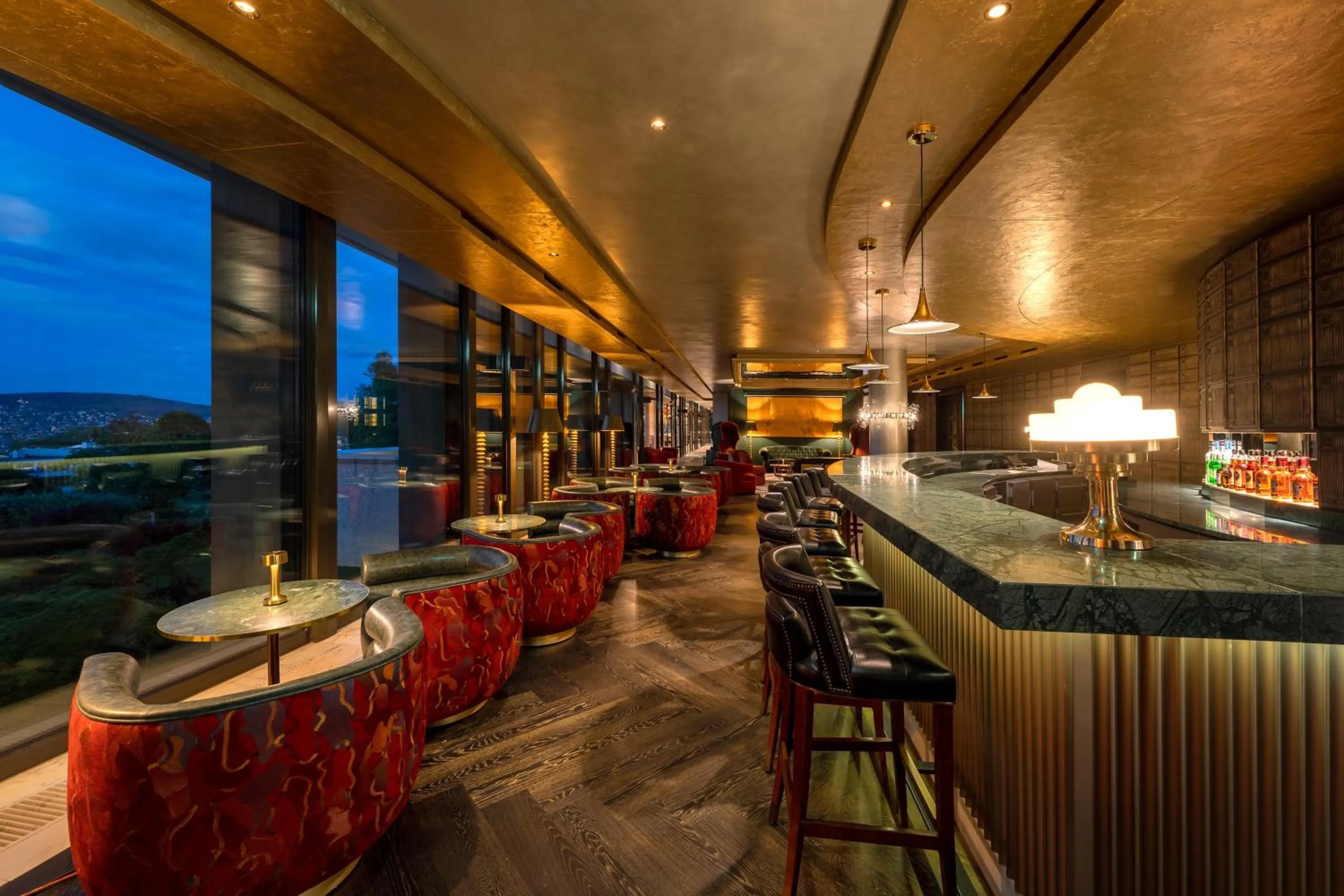 Lounge or bar in FIVE Zurich - Luxury City Resort