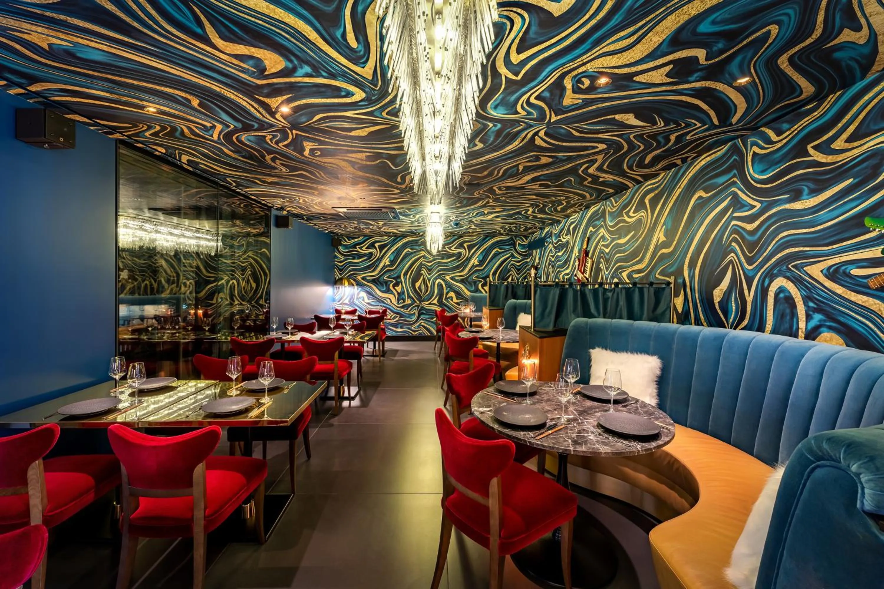 Lounge or bar in FIVE Zurich - Luxury City Resort