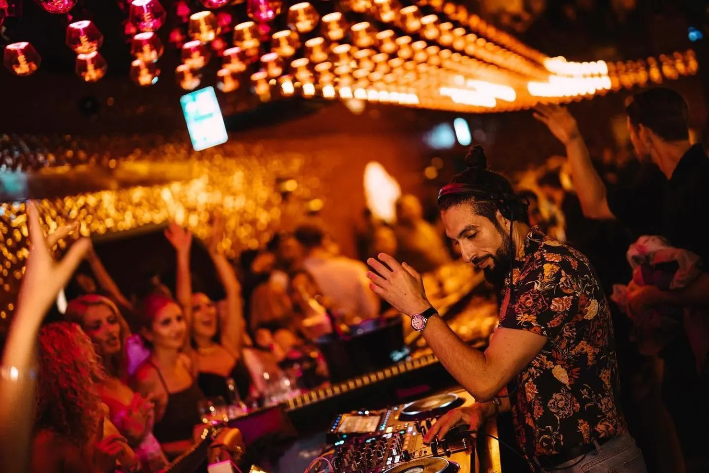 Evening entertainment in FIVE Zurich - Luxury City Resort