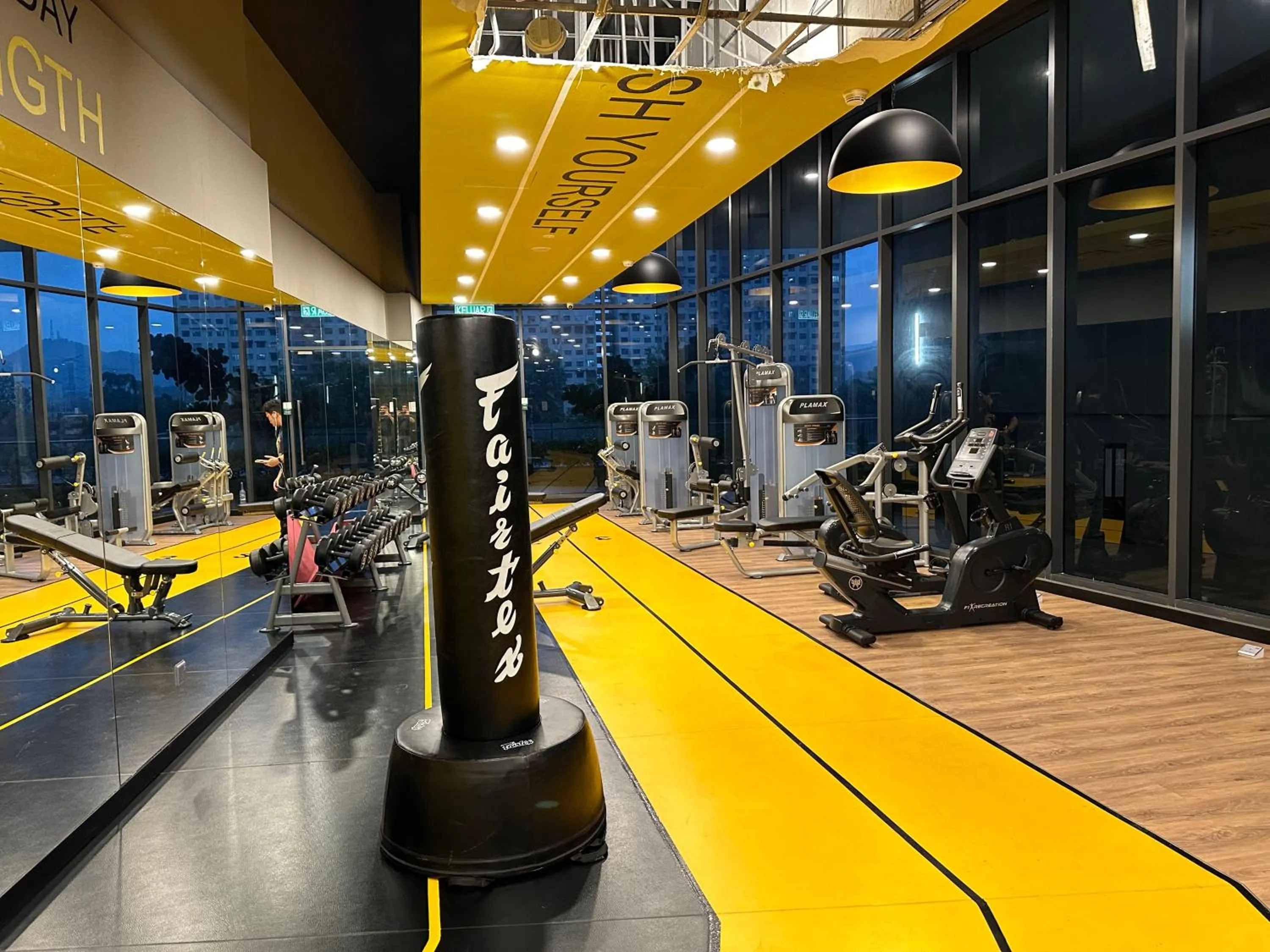 Fitness centre/facilities in Neu Suites Service Apartment By Moonlight