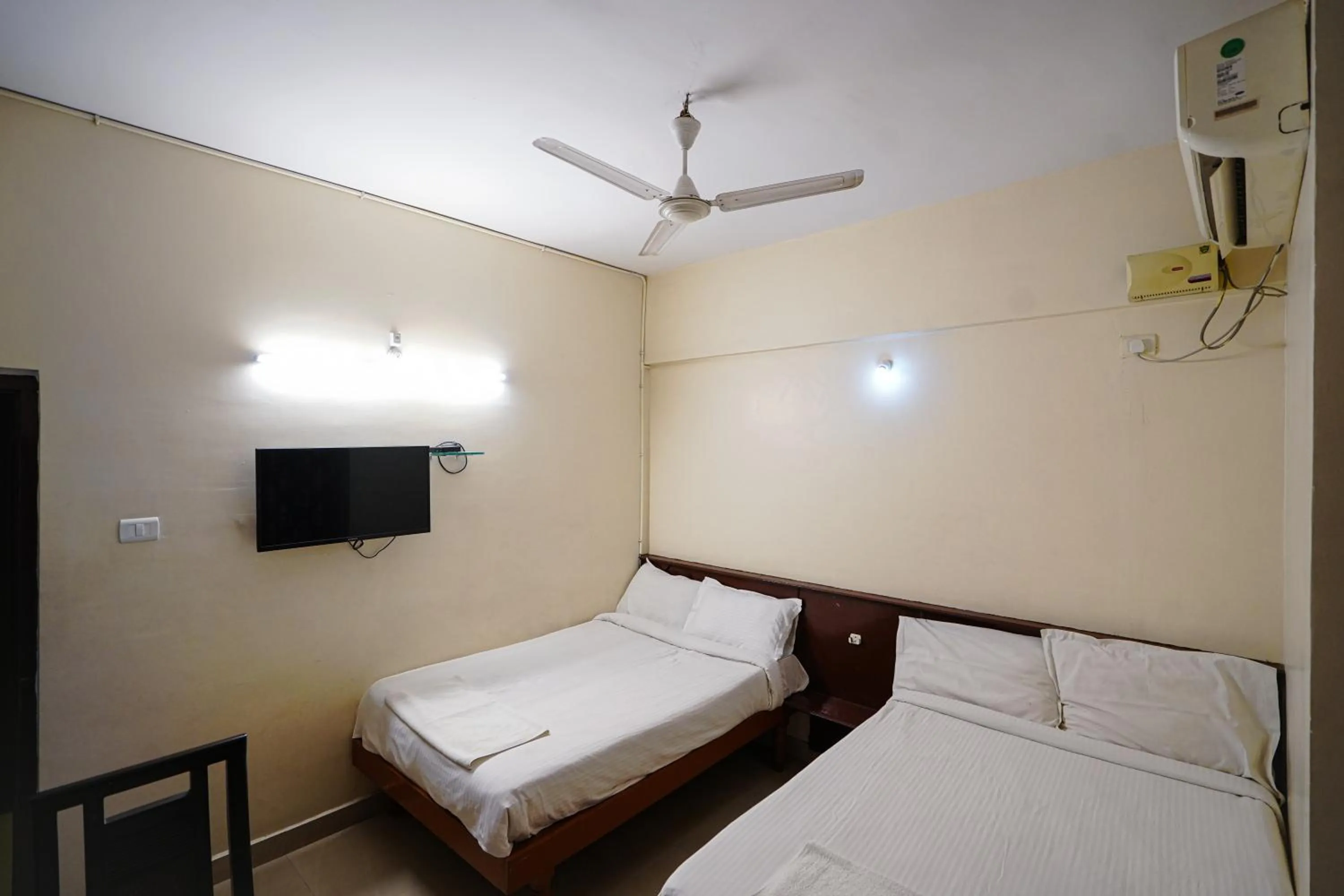 Bed in Hotel Golden Rooms