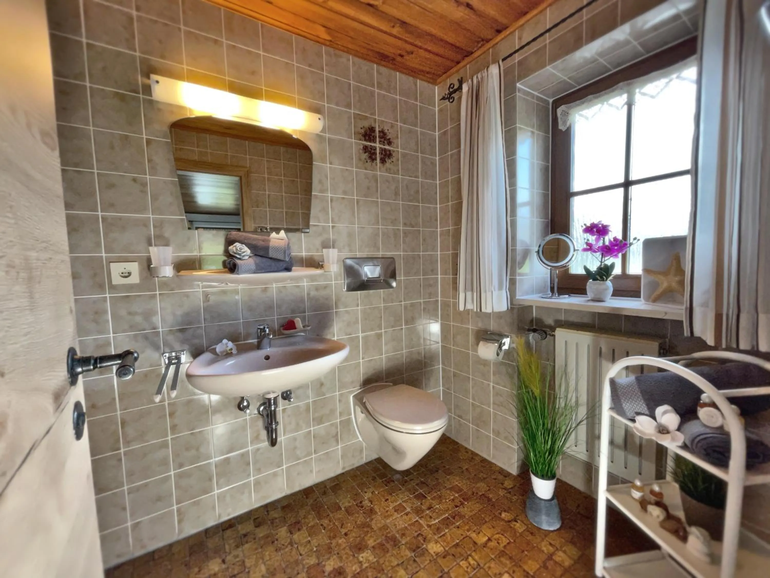 Bathroom in Pension Loiplstüberl