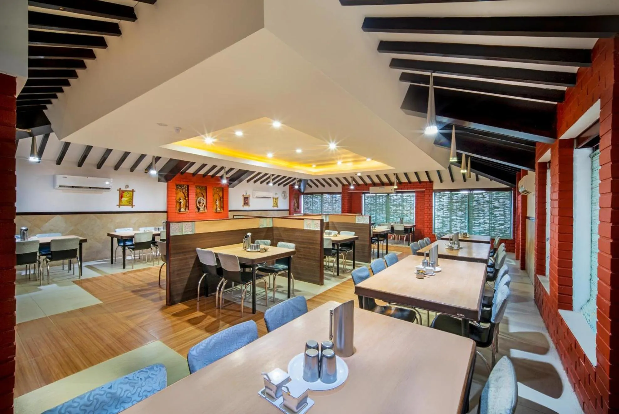 Restaurant/places to eat in Hotel Sadhabishegam