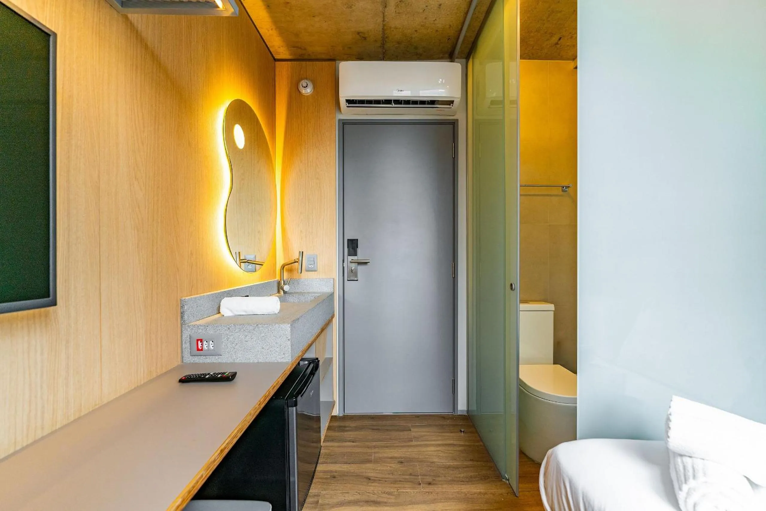 Photo of the whole room in Linked Batel by Xtay - Experiencia moderna a passos do Hard Rock