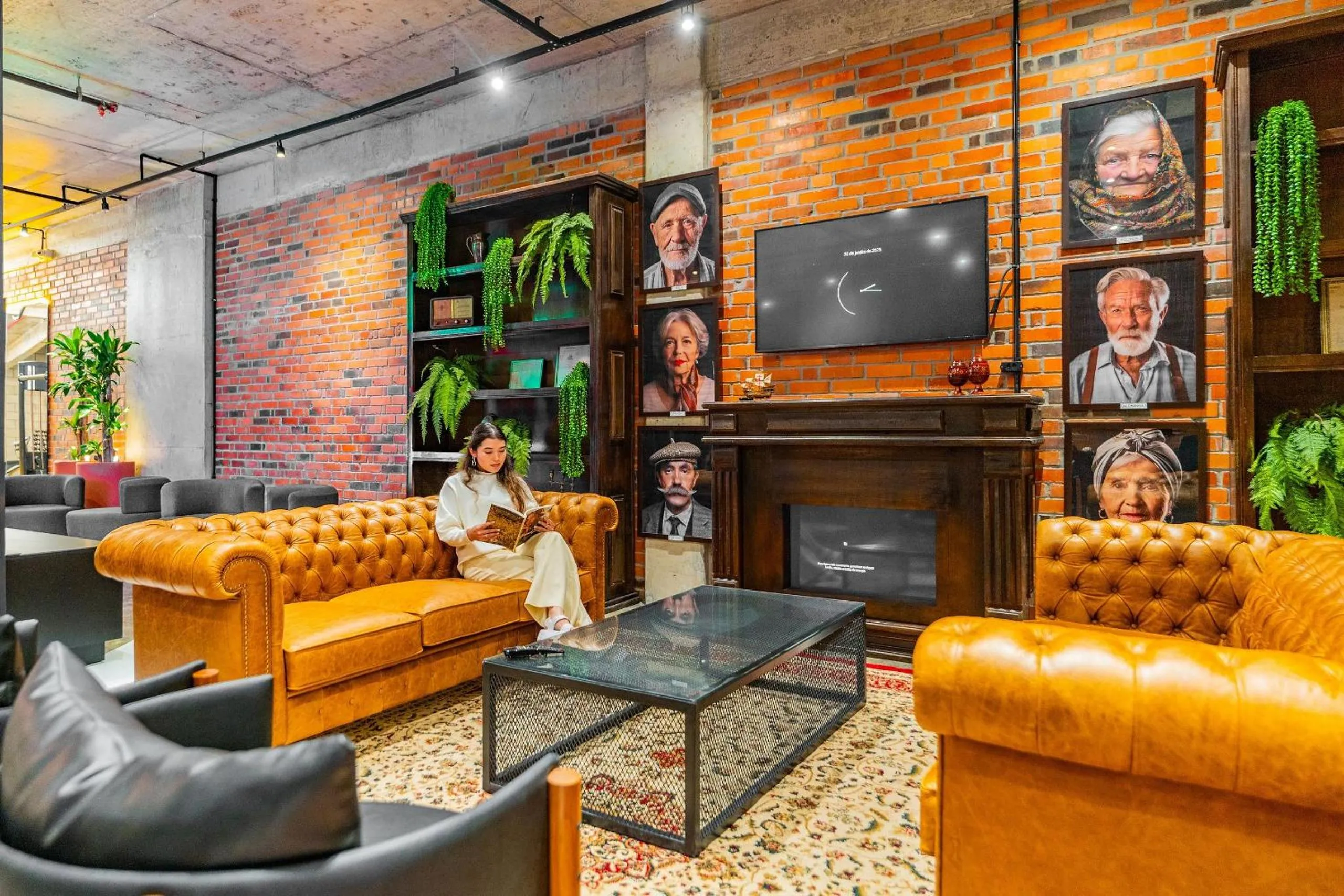 Communal lounge/ TV room in Linked Batel by Xtay - Experiencia moderna a passos do Hard Rock