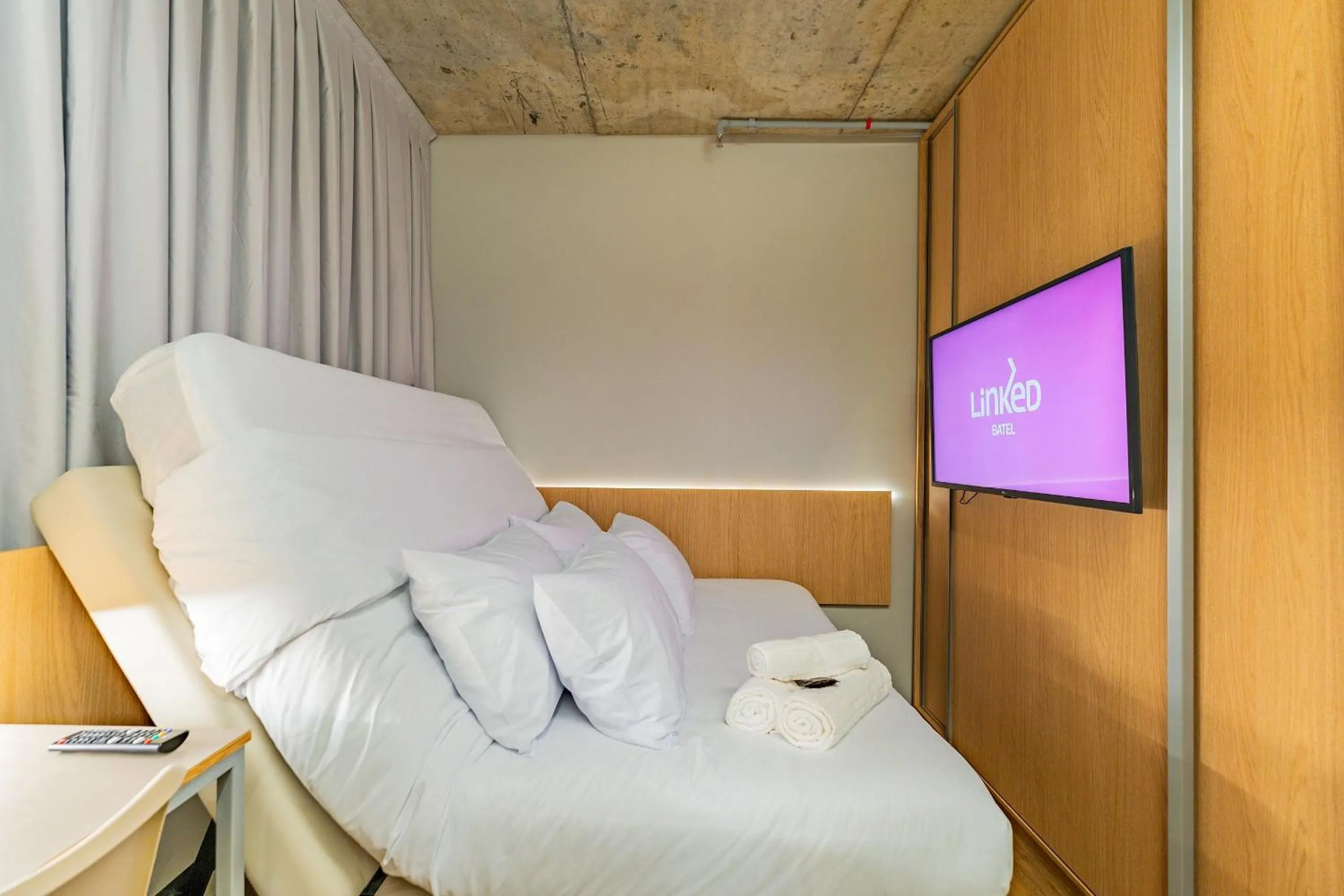 Bedroom, Bed in Linked Batel by Xtay - Experiencia moderna a passos do Hard Rock