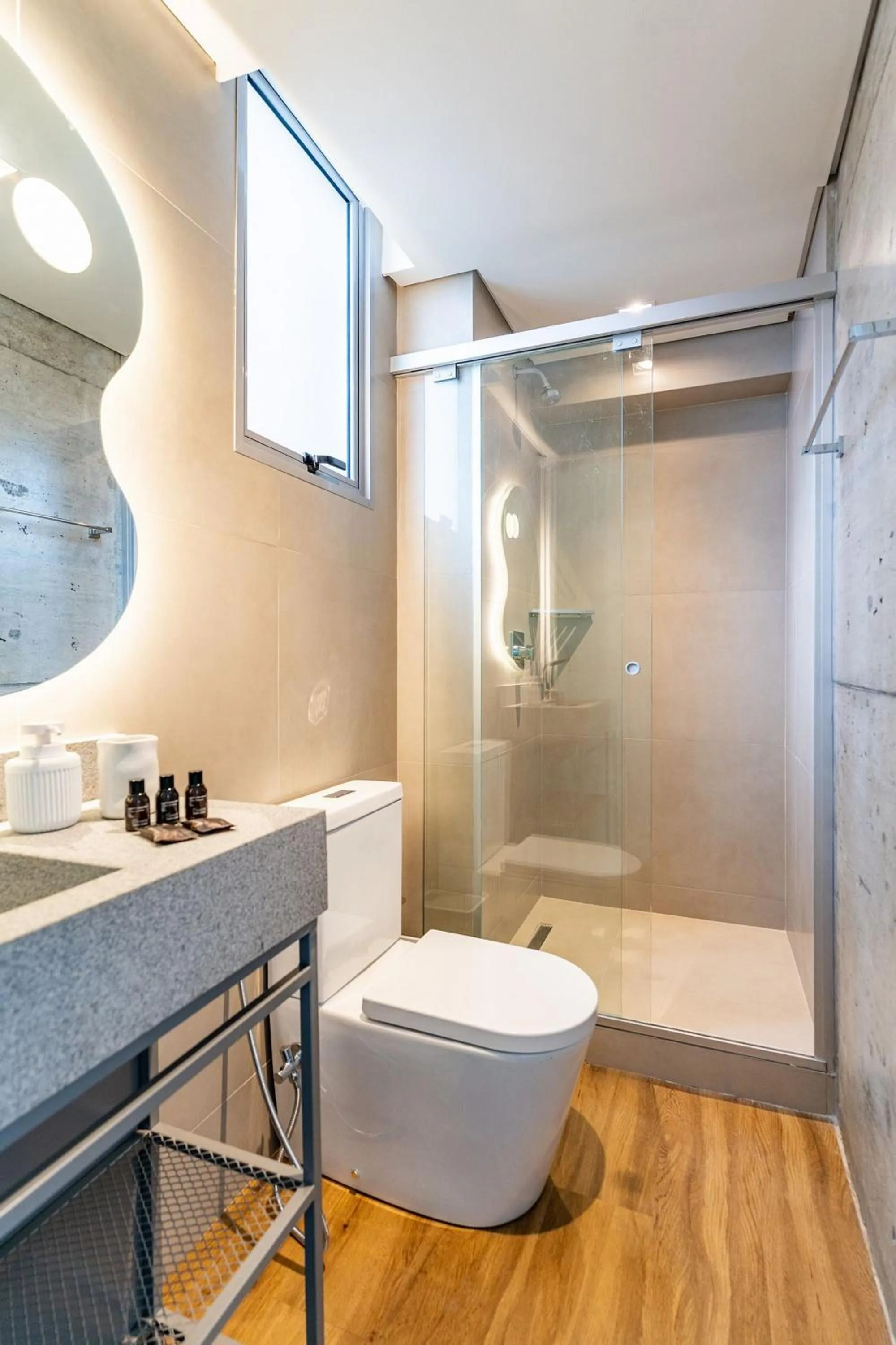 Toilet in Linked Batel by Xtay - Experiencia moderna a passos do Hard Rock