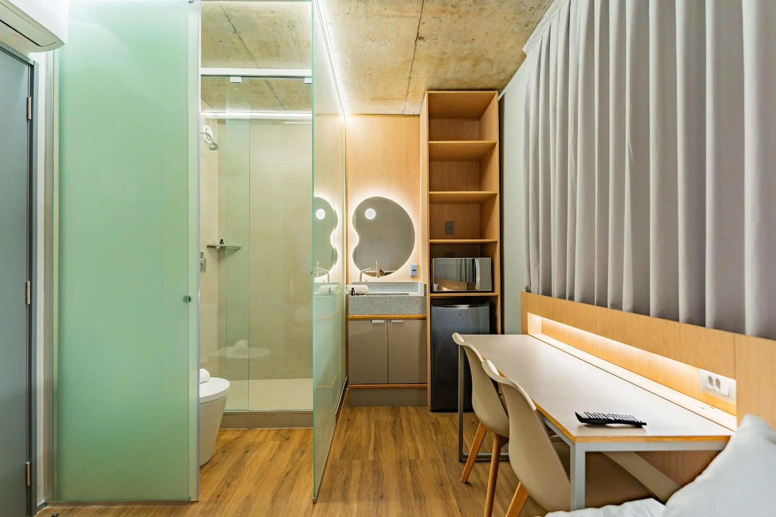 Photo of the whole room in Linked Batel by Xtay - Experiencia moderna a passos do Hard Rock