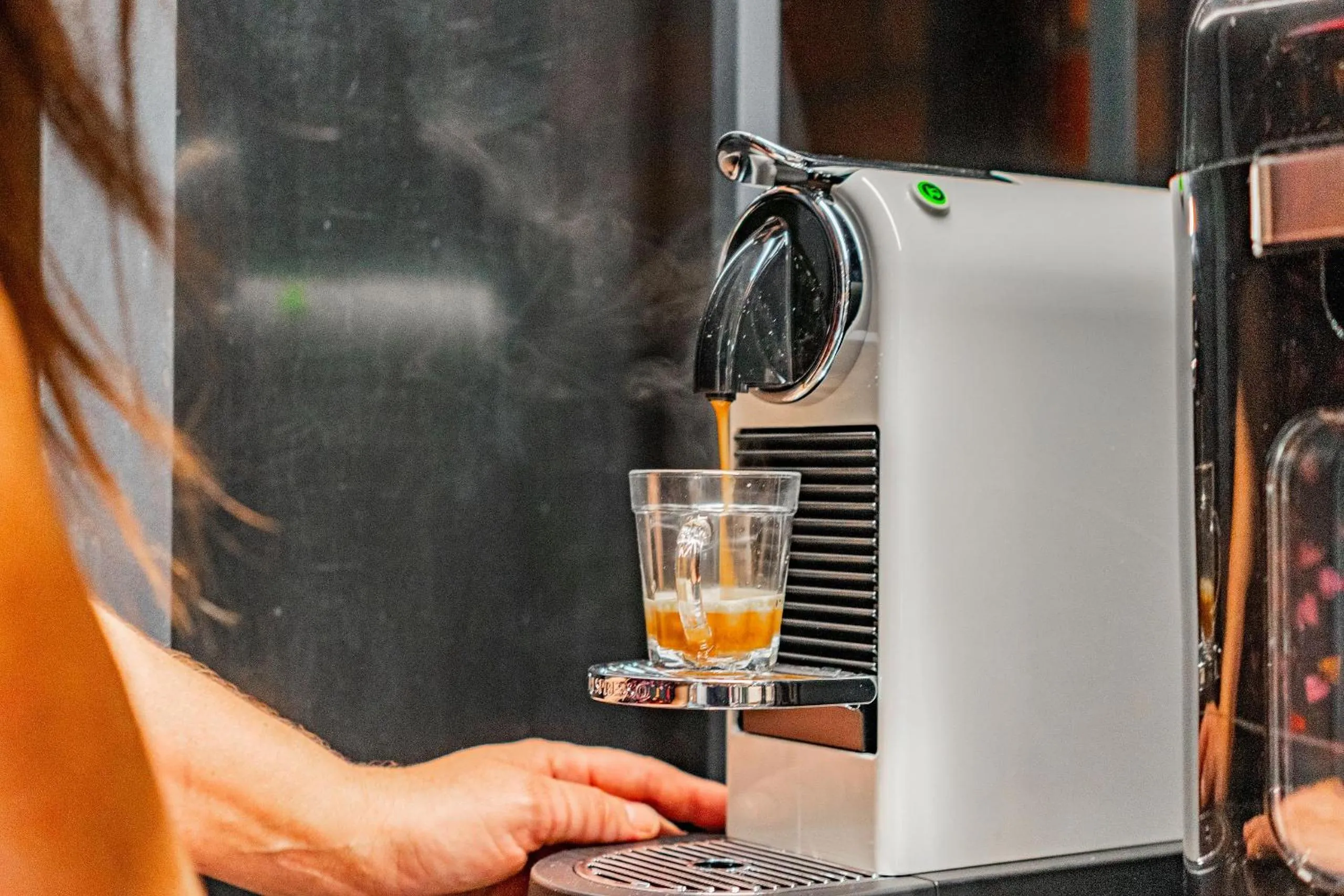 Coffee/tea facilities in Linked Batel by Xtay - Experiencia moderna a passos do Hard Rock