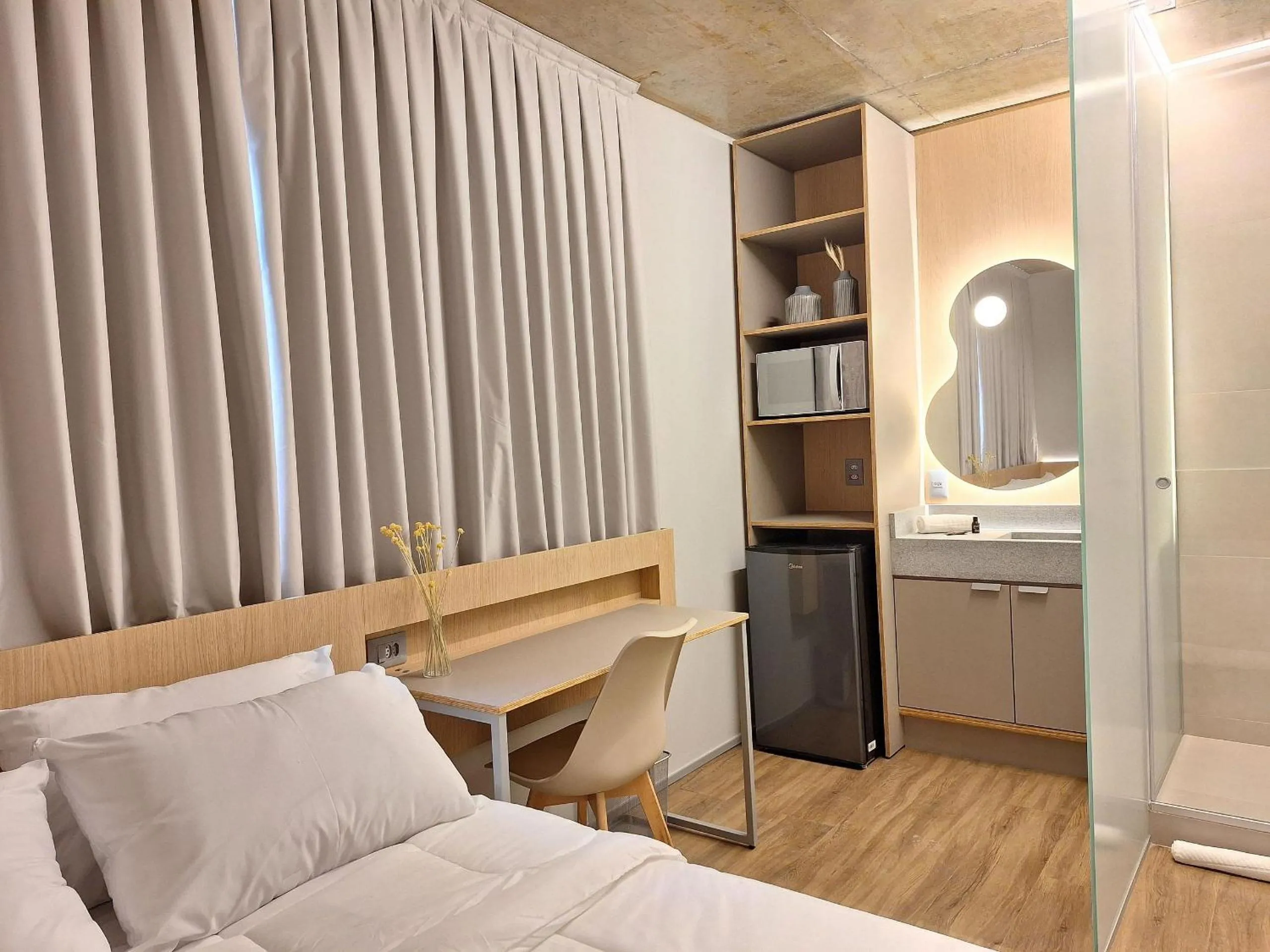 Bedroom, Bed in Linked Batel by Xtay - Experiencia moderna a passos do Hard Rock