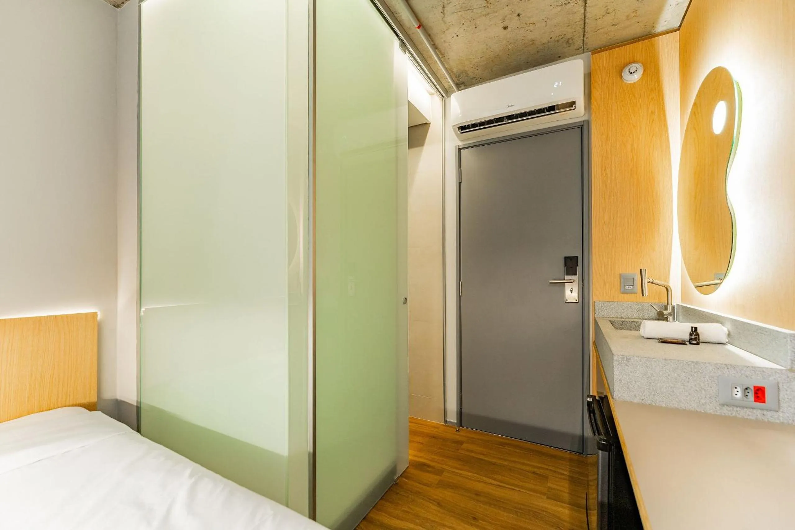 Photo of the whole room, Bed in Linked Batel by Xtay - Experiencia moderna a passos do Hard Rock