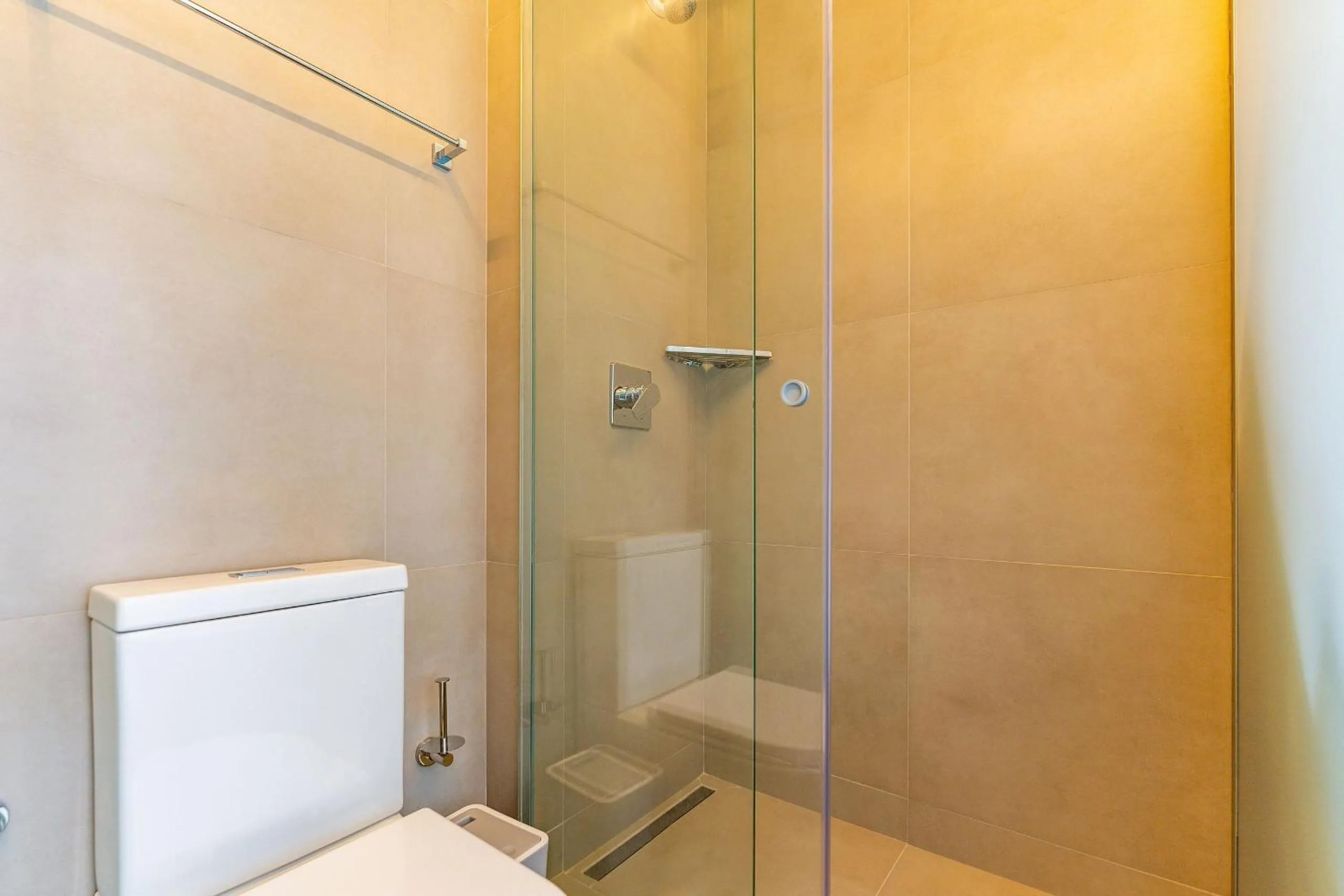 Bathroom in Linked Batel by Xtay - Experiencia moderna a passos do Hard Rock