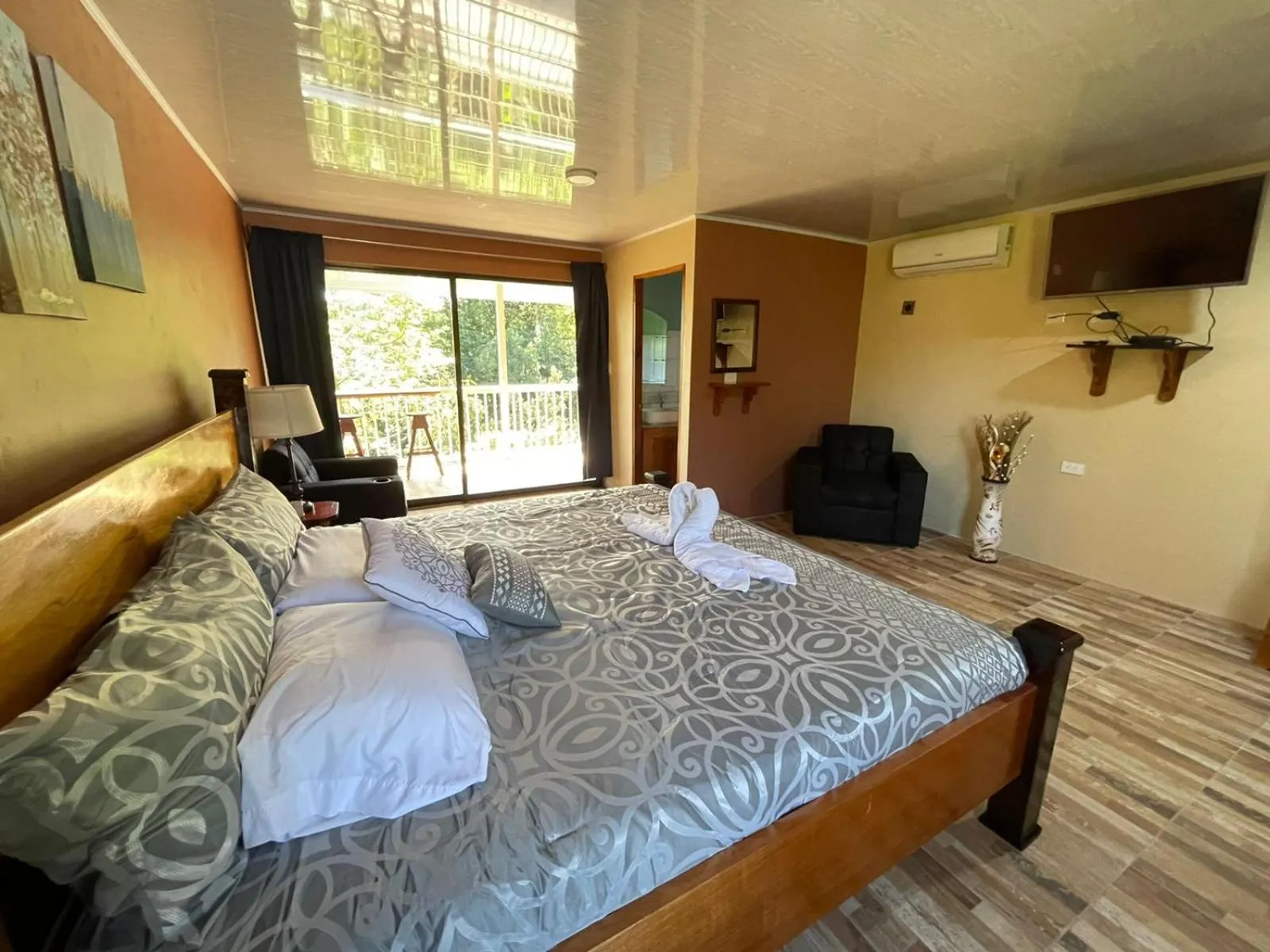 Photo of the whole room, Bed in Cabinas La Catarata