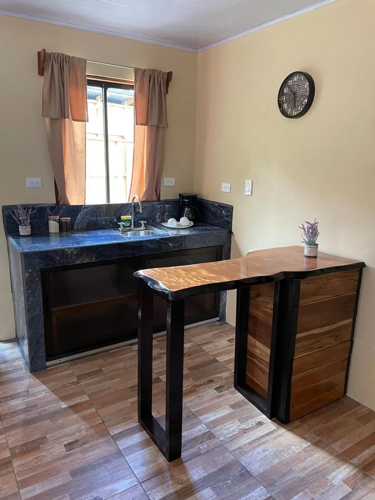 Kitchen or kitchenette in Cabinas La Catarata