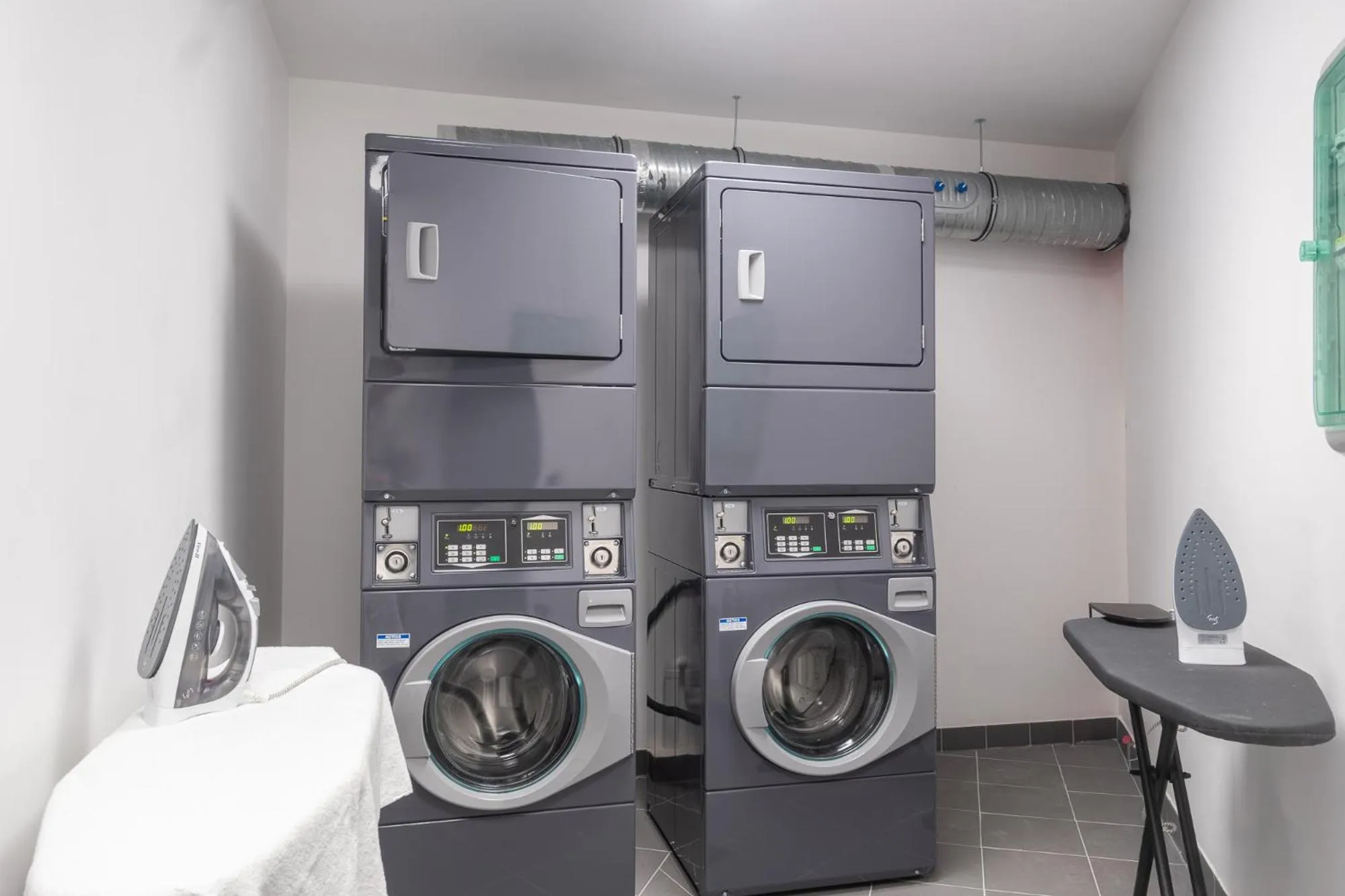 washing machine in The Originals Résidence Paris Sud Villejuif