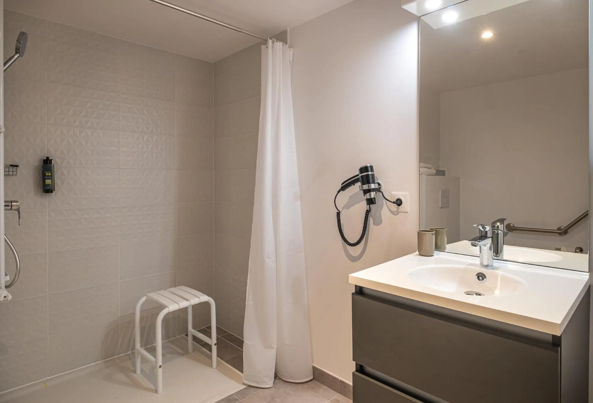 Shower in The Originals Résidence Paris Sud Villejuif