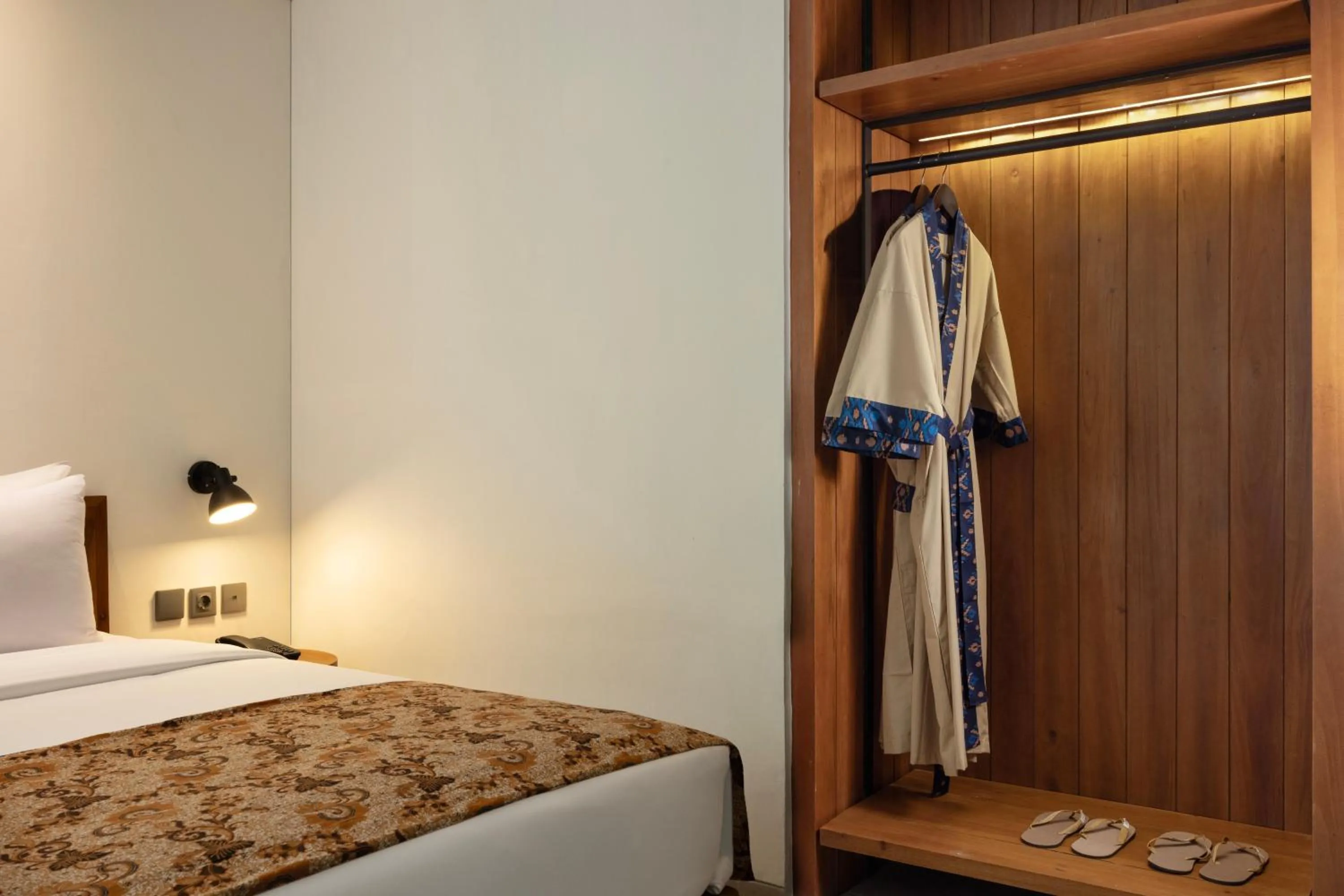 wardrobe, Bed in Dialoog Seminyak