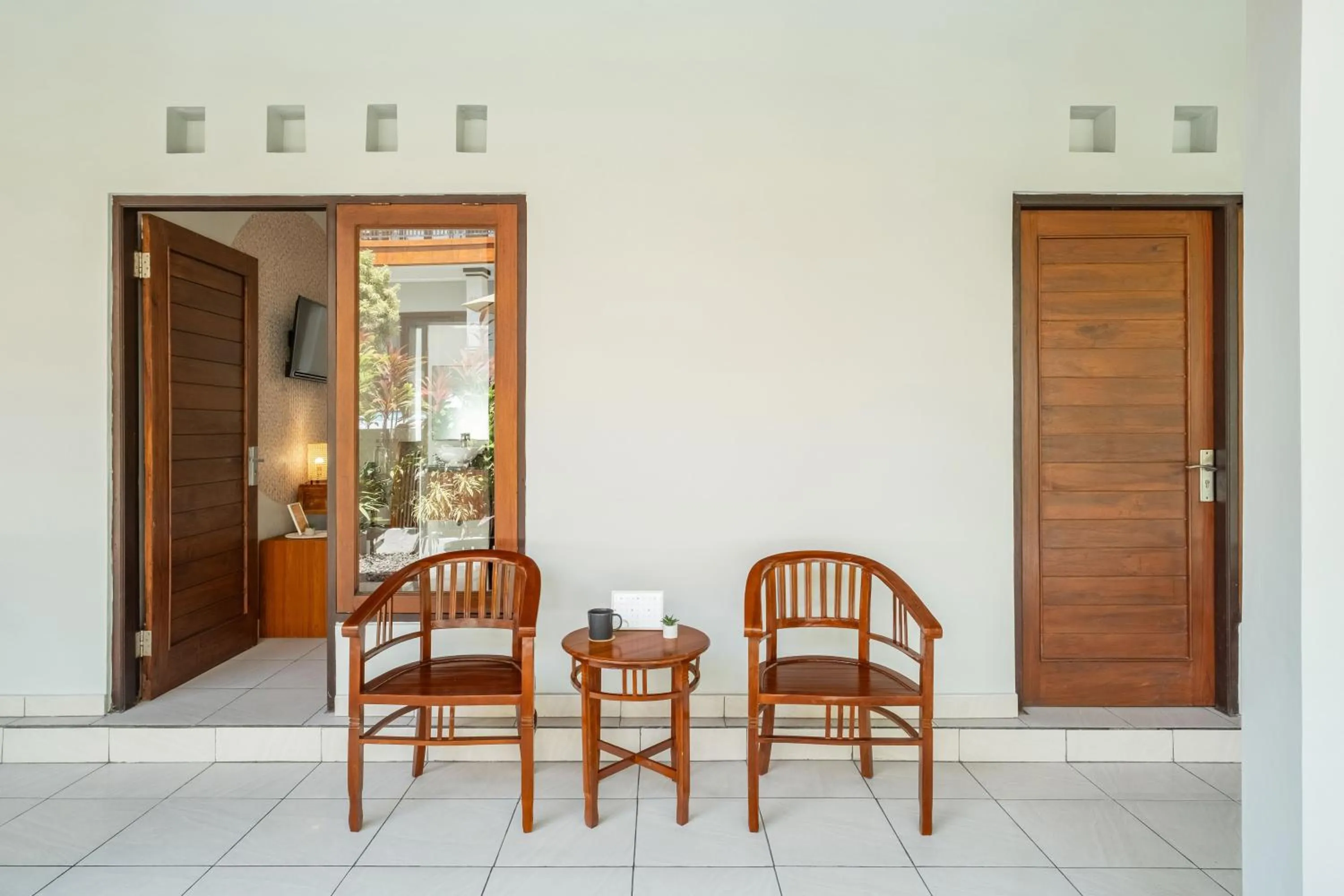 Seating area in Cove Arganta