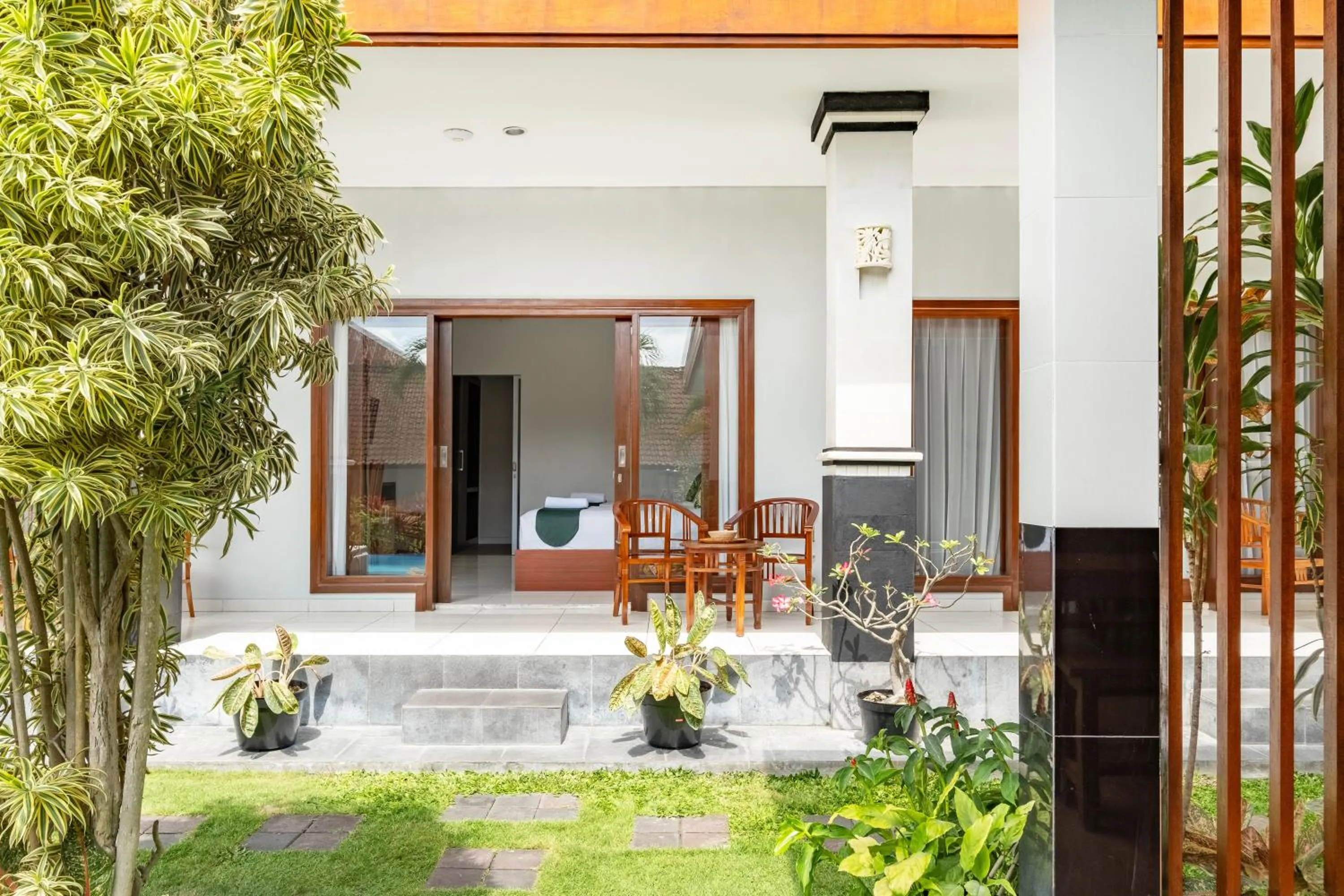 Facade/entrance in Cove Arganta