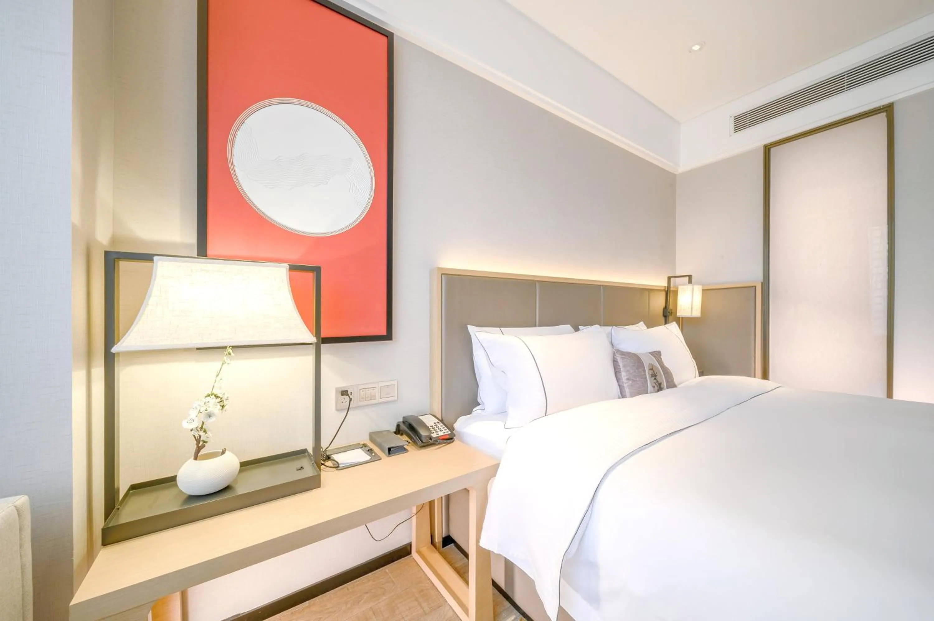 Photo of the whole room, Bed in ECHENG Hotel, Nanning Wanda Plaza Convention and Exhibition Center