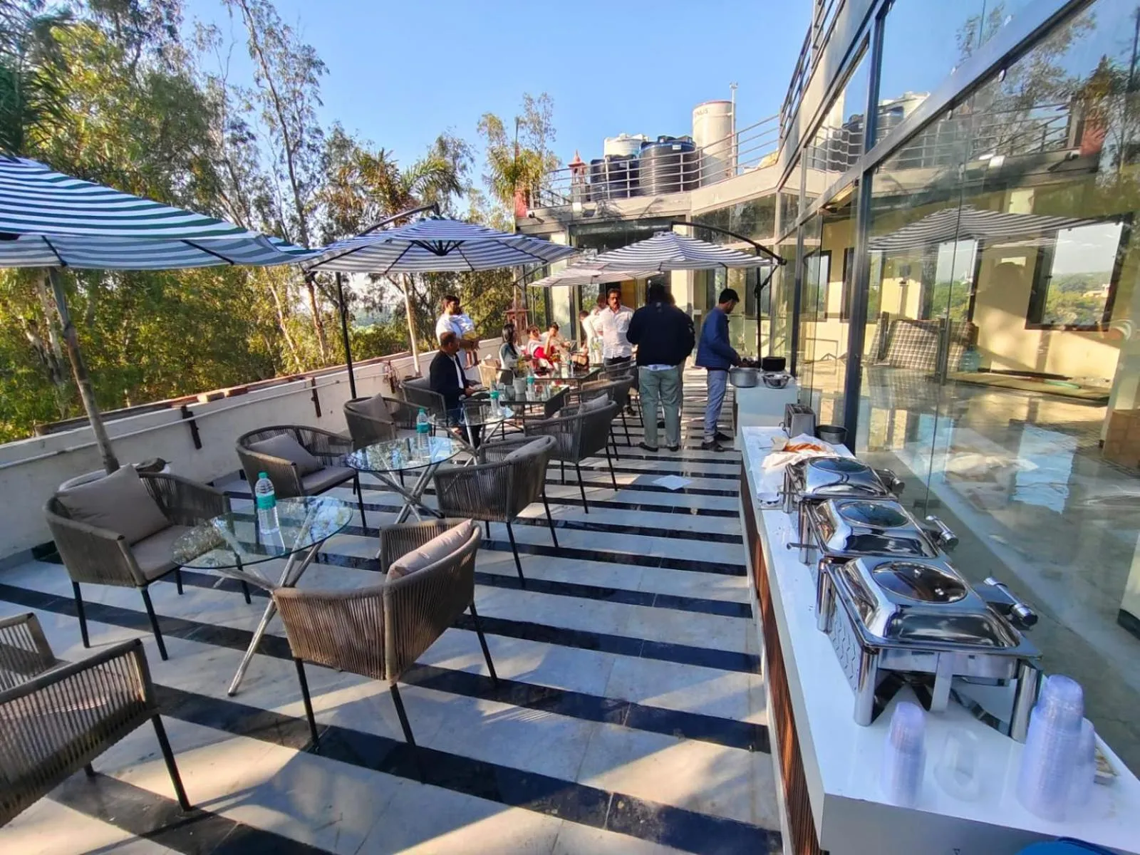 Restaurant/places to eat in Hotel Brij Vas