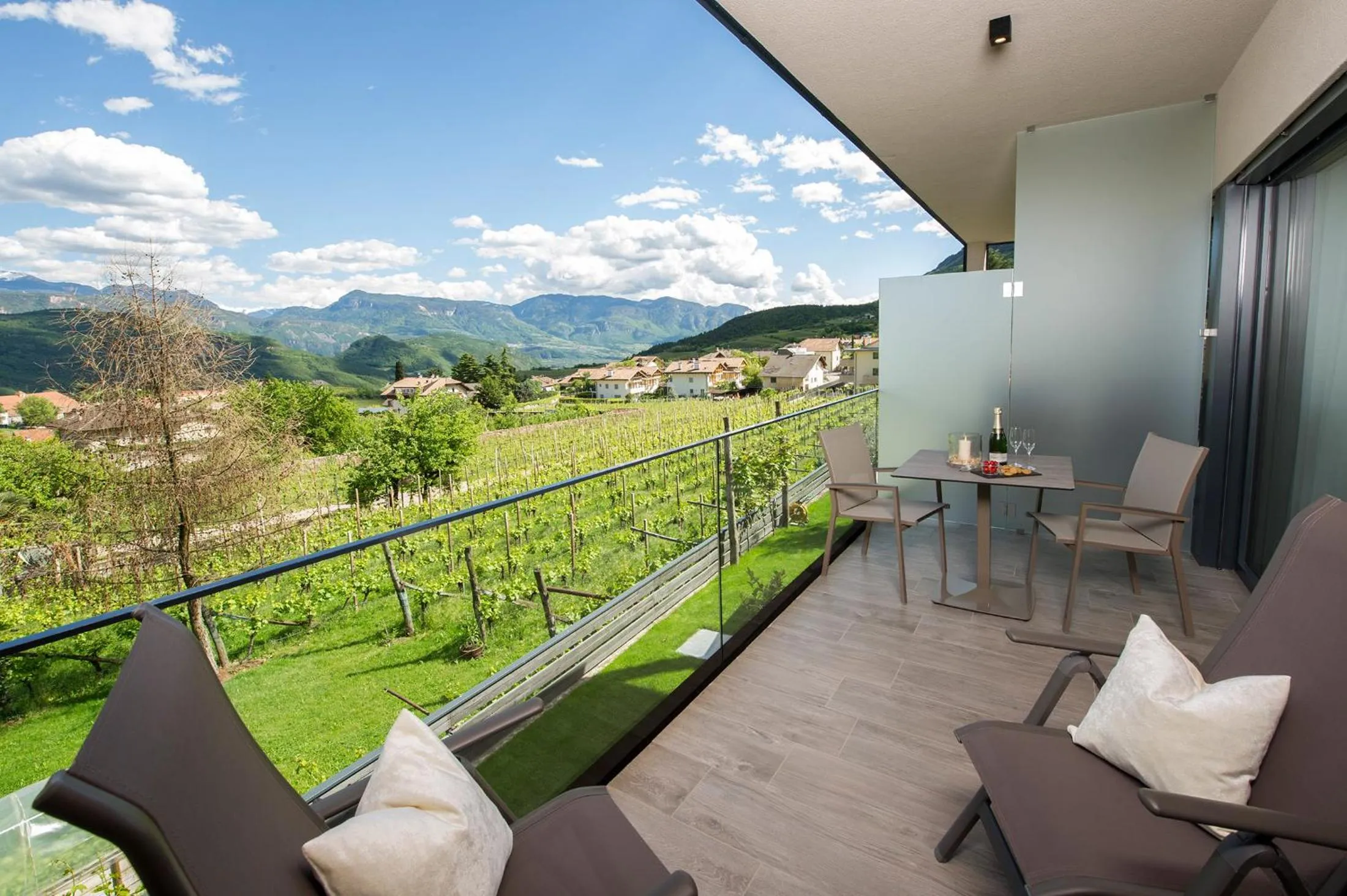 Haus Gregori Modern & Central Stay in Vineyard with Rooftop & Served Breakfast