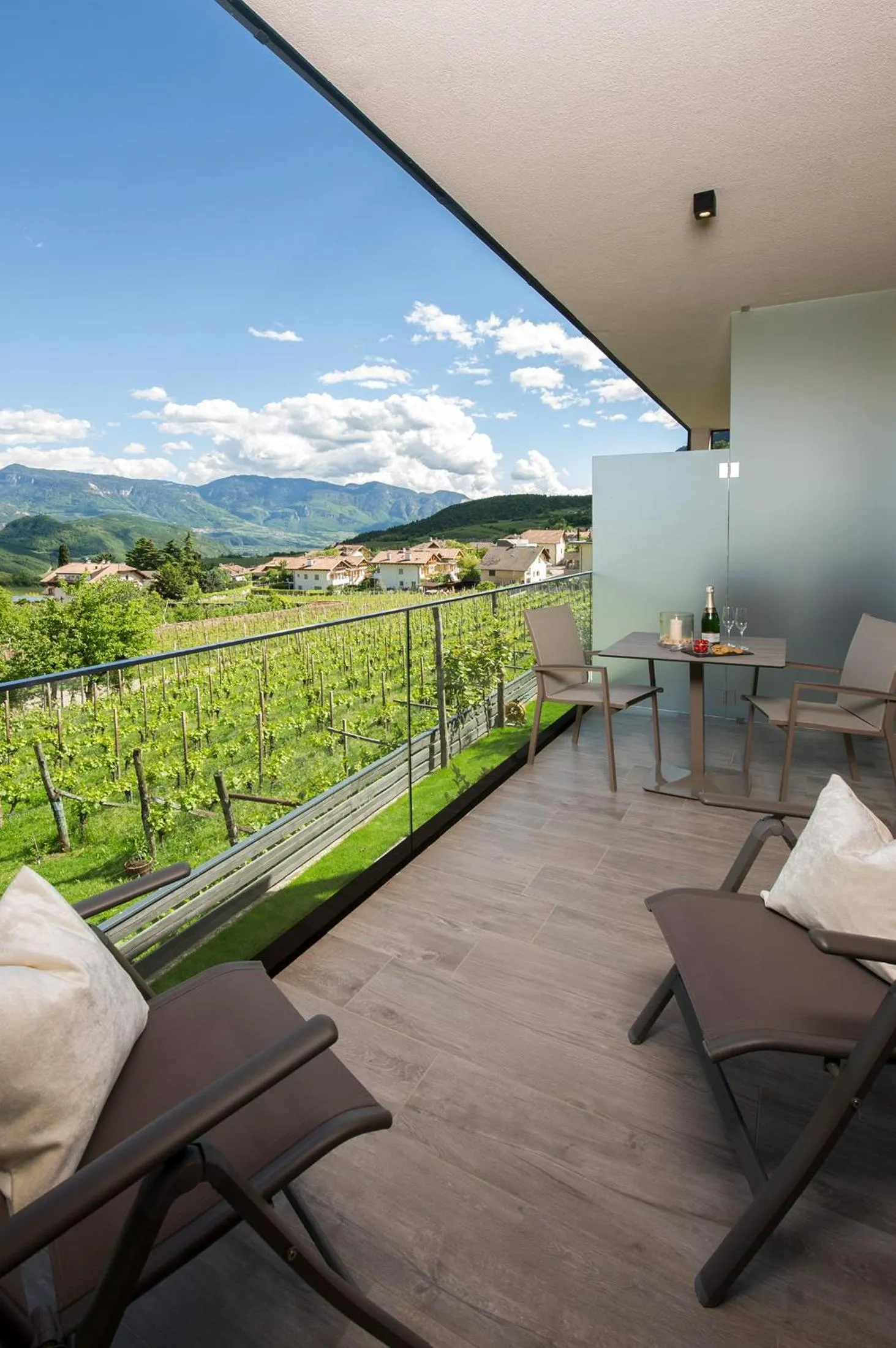 Haus Gregori Modern & Central Stay in Vineyard with Rooftop & Served Breakfast