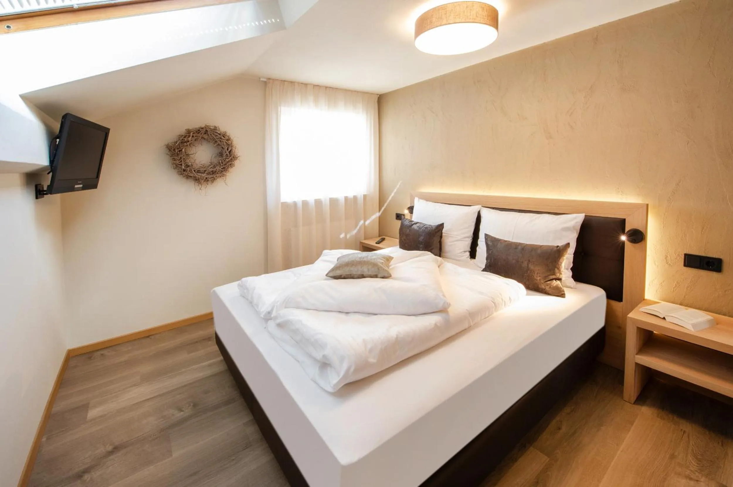 Bed in Haus Gregori Modern & Central Stay in Vineyard with Rooftop & Served Breakfast