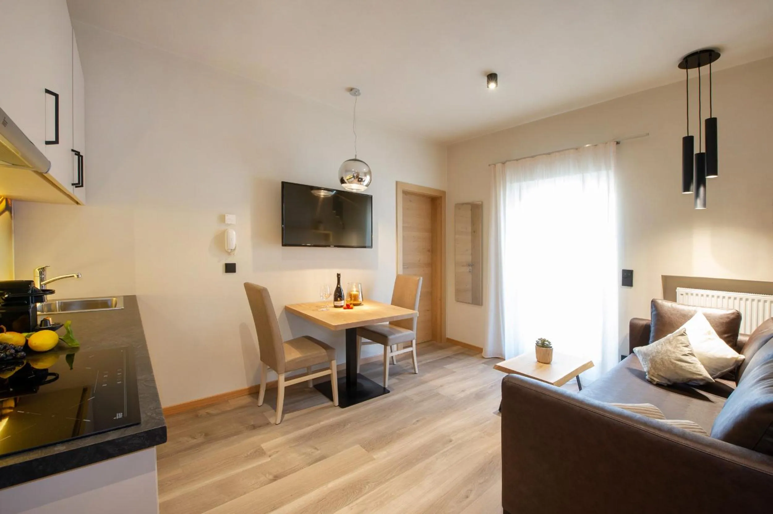 Haus Gregori Modern & Central Stay in Vineyard with Rooftop & Served Breakfast