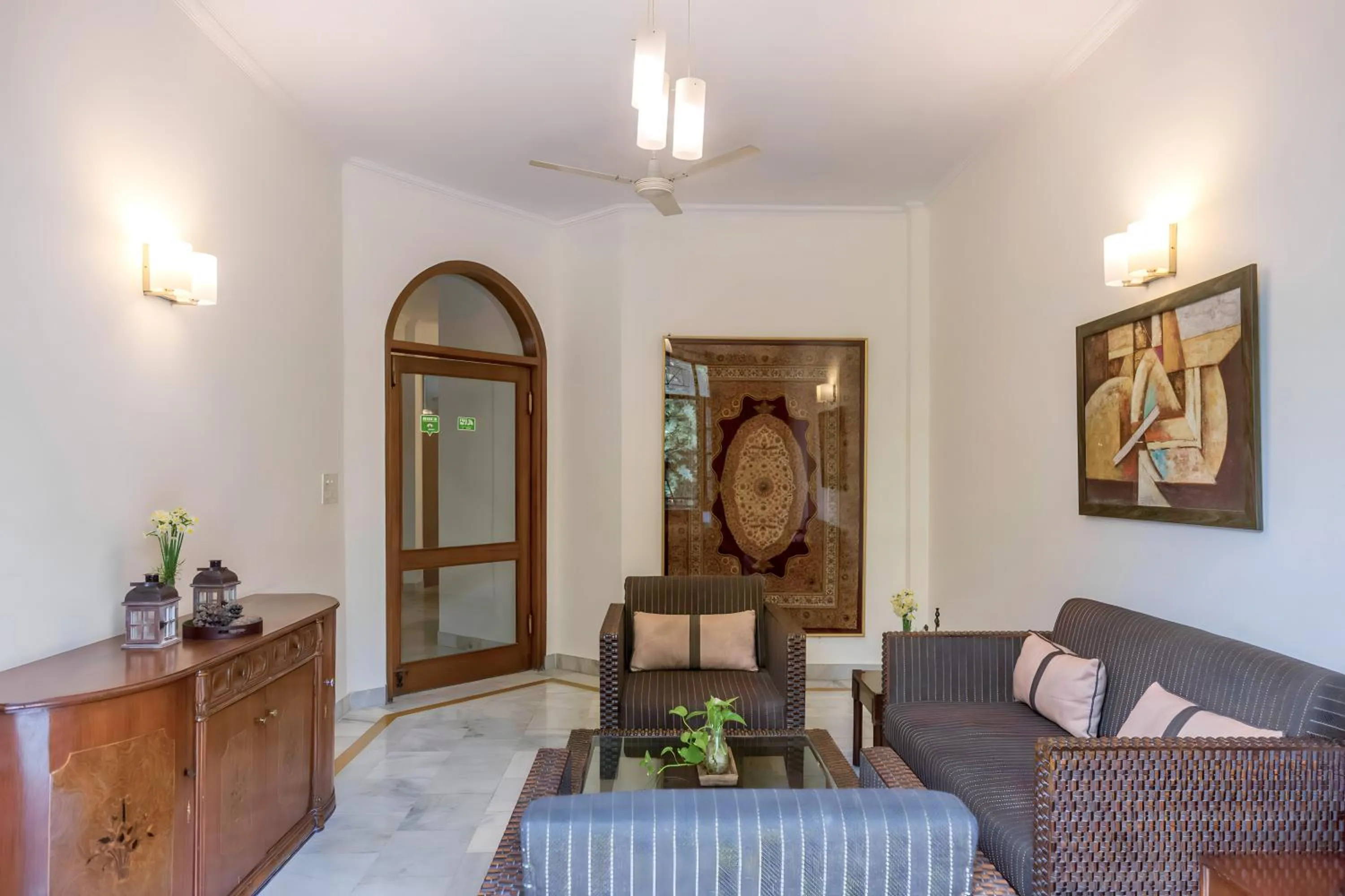 Communal lounge/ TV room in Woodpecker Apartments Hauz khas