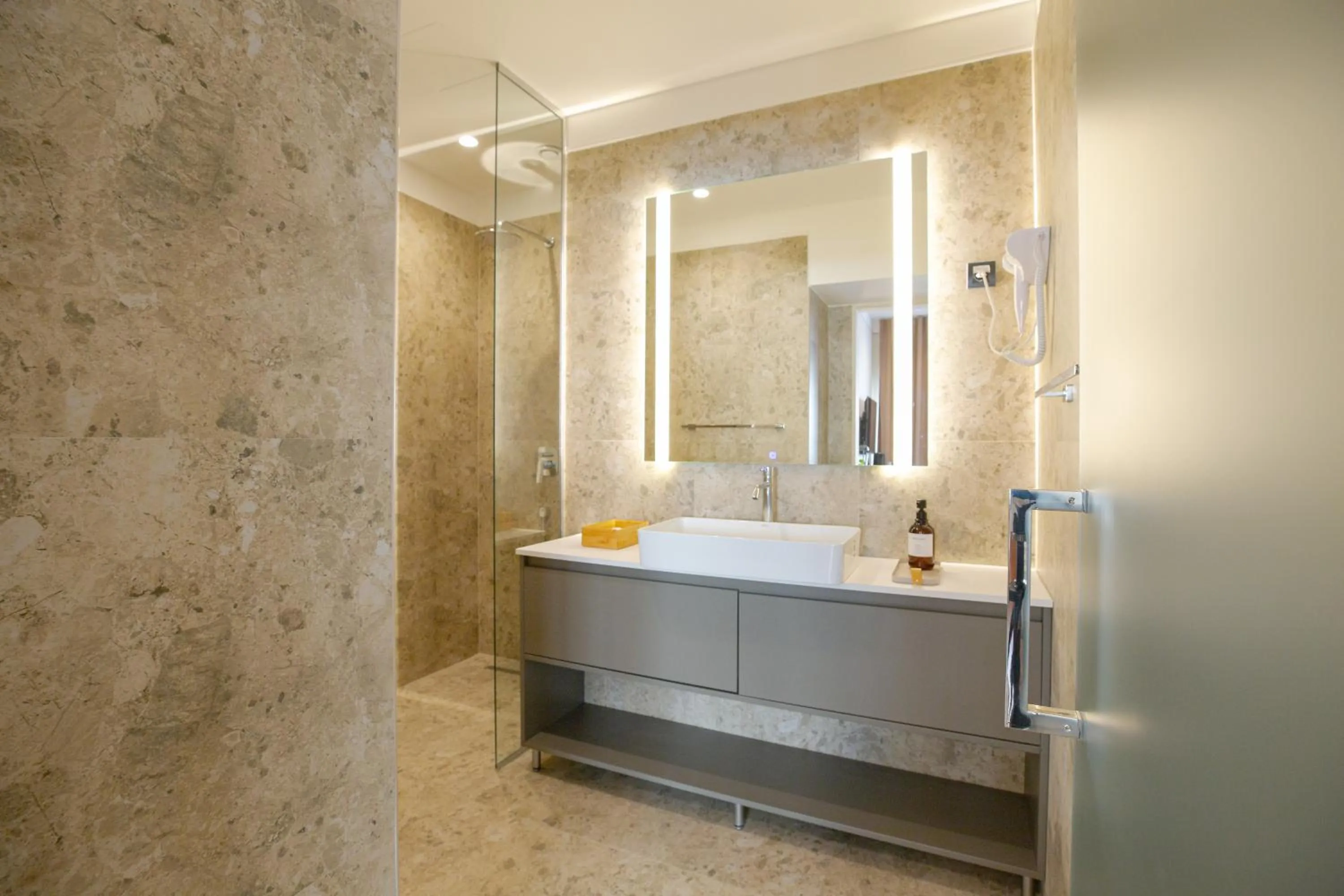 Shower in Simma Luxury Apartments & Rooms
