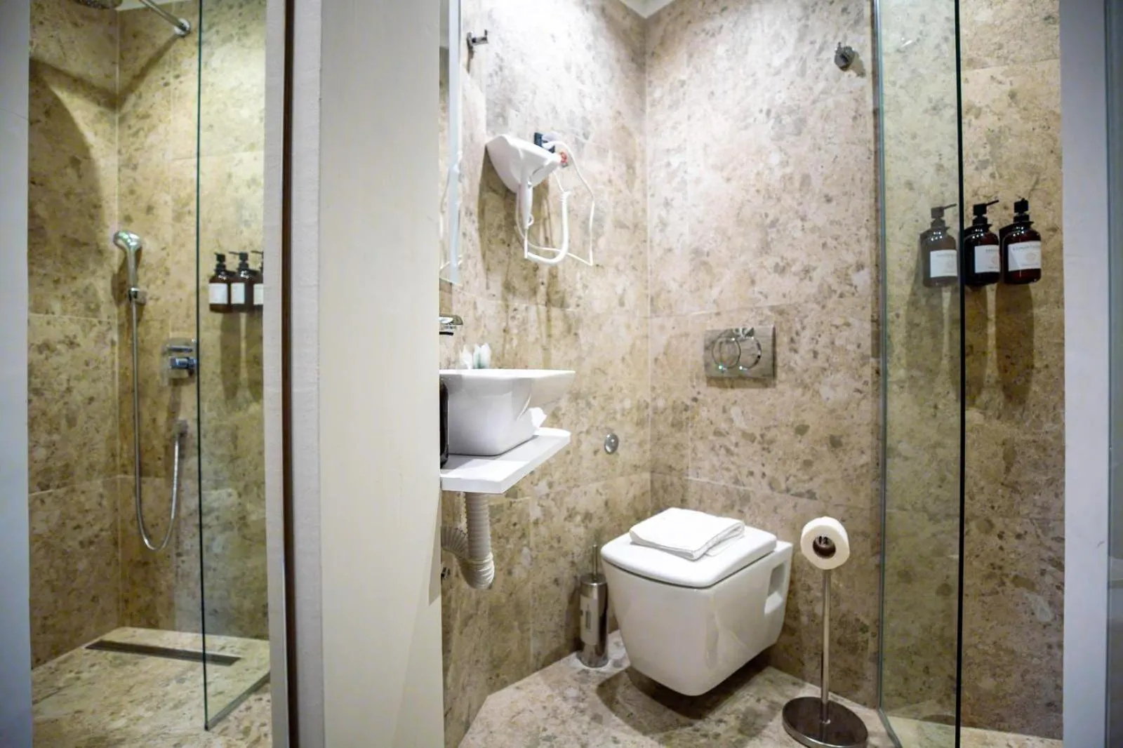 Shower in Simma Luxury Apartments & Rooms