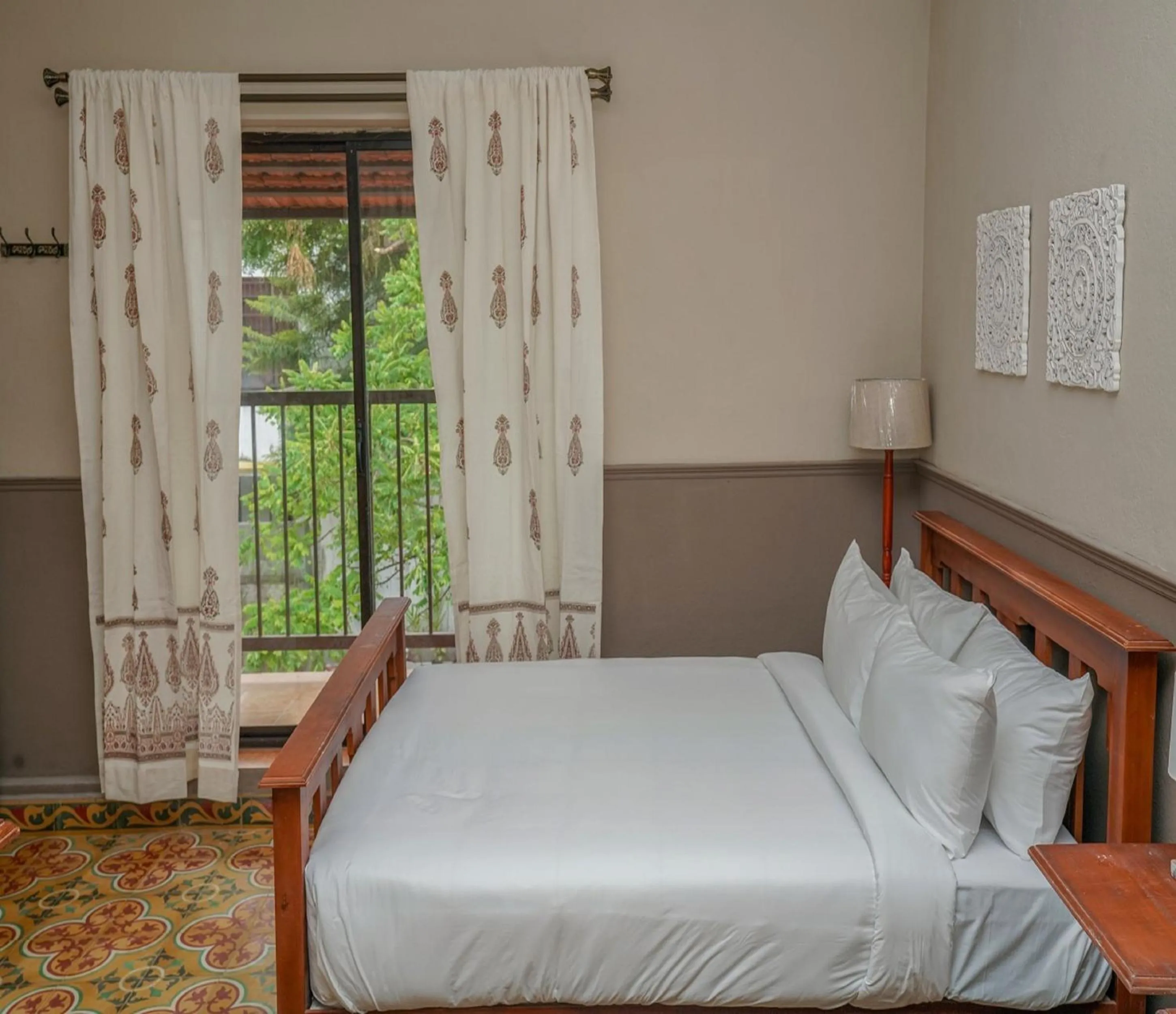 Bed in Heritage by DeFleur