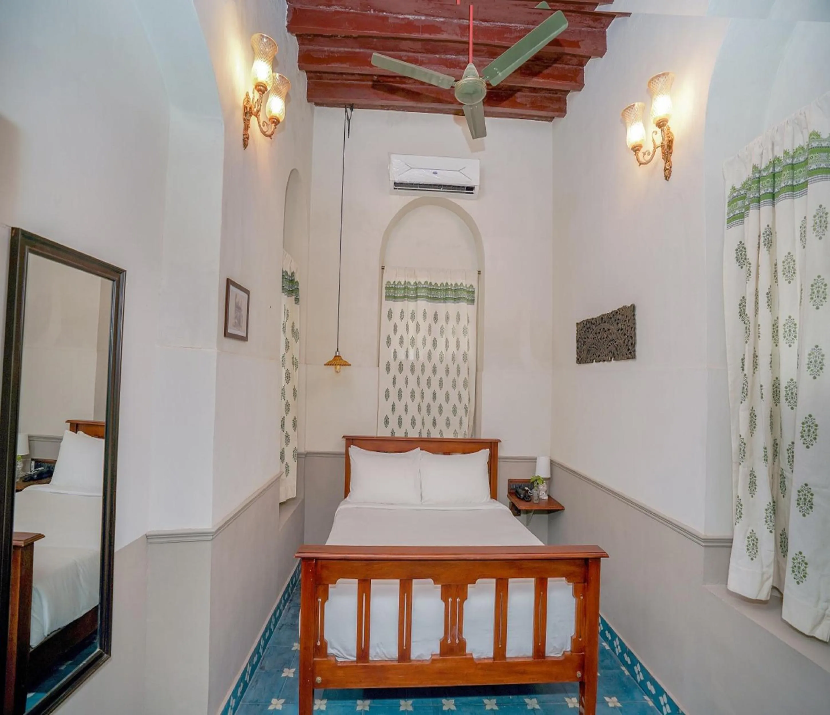 Bed in Heritage by DeFleur