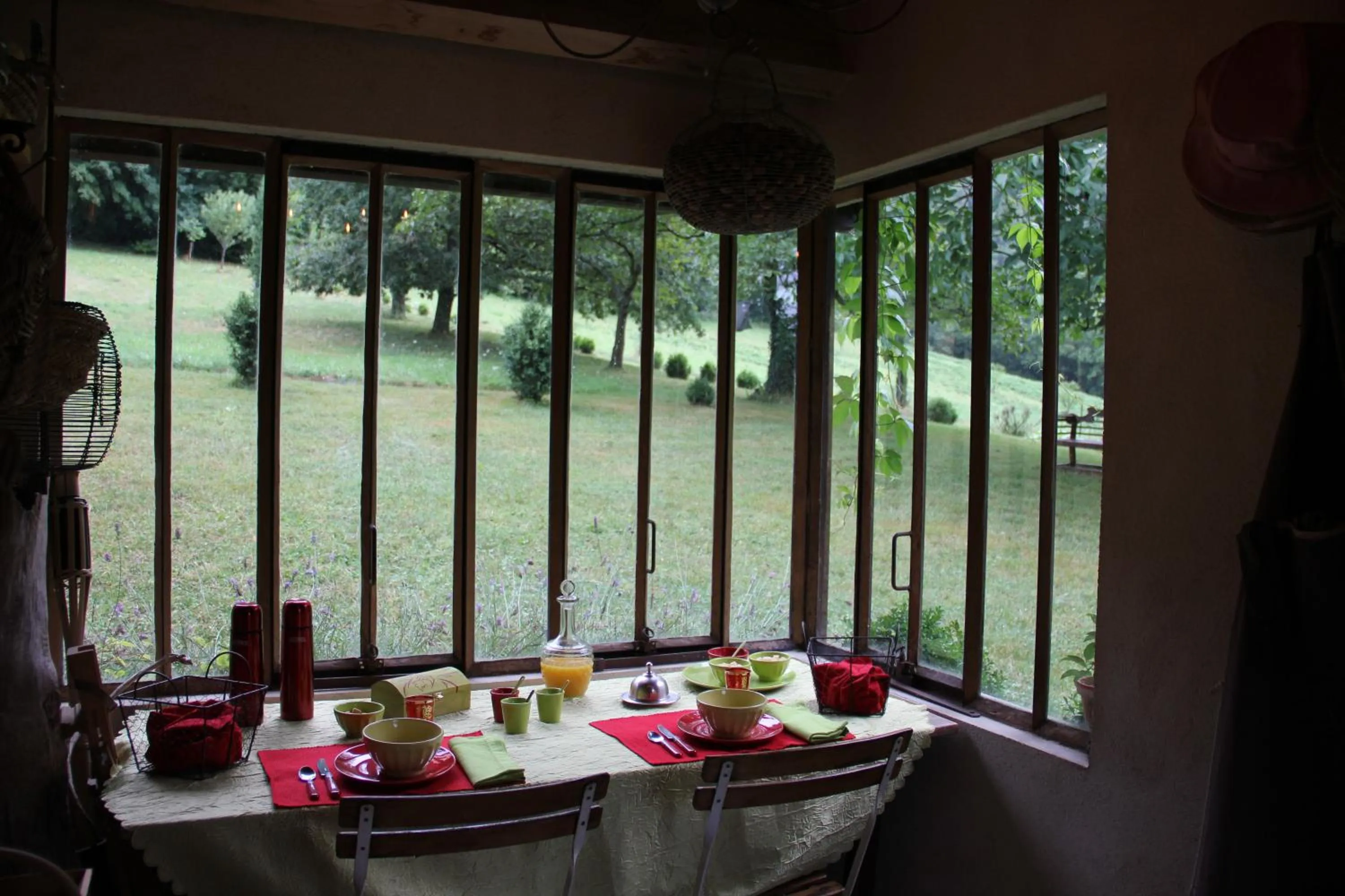 Dining area in La Hulotte