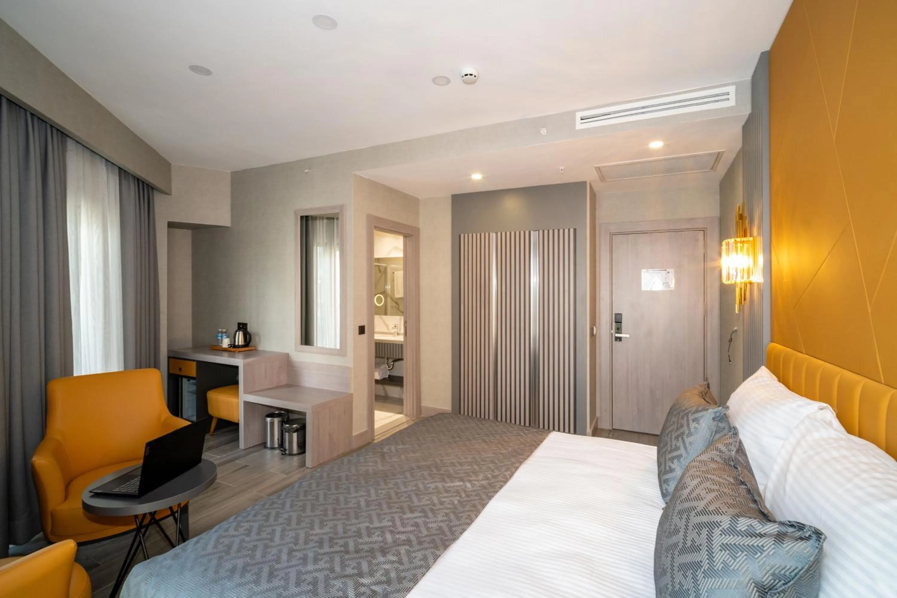 Photo of the whole room, Bed in Icon Hotel Bomonti