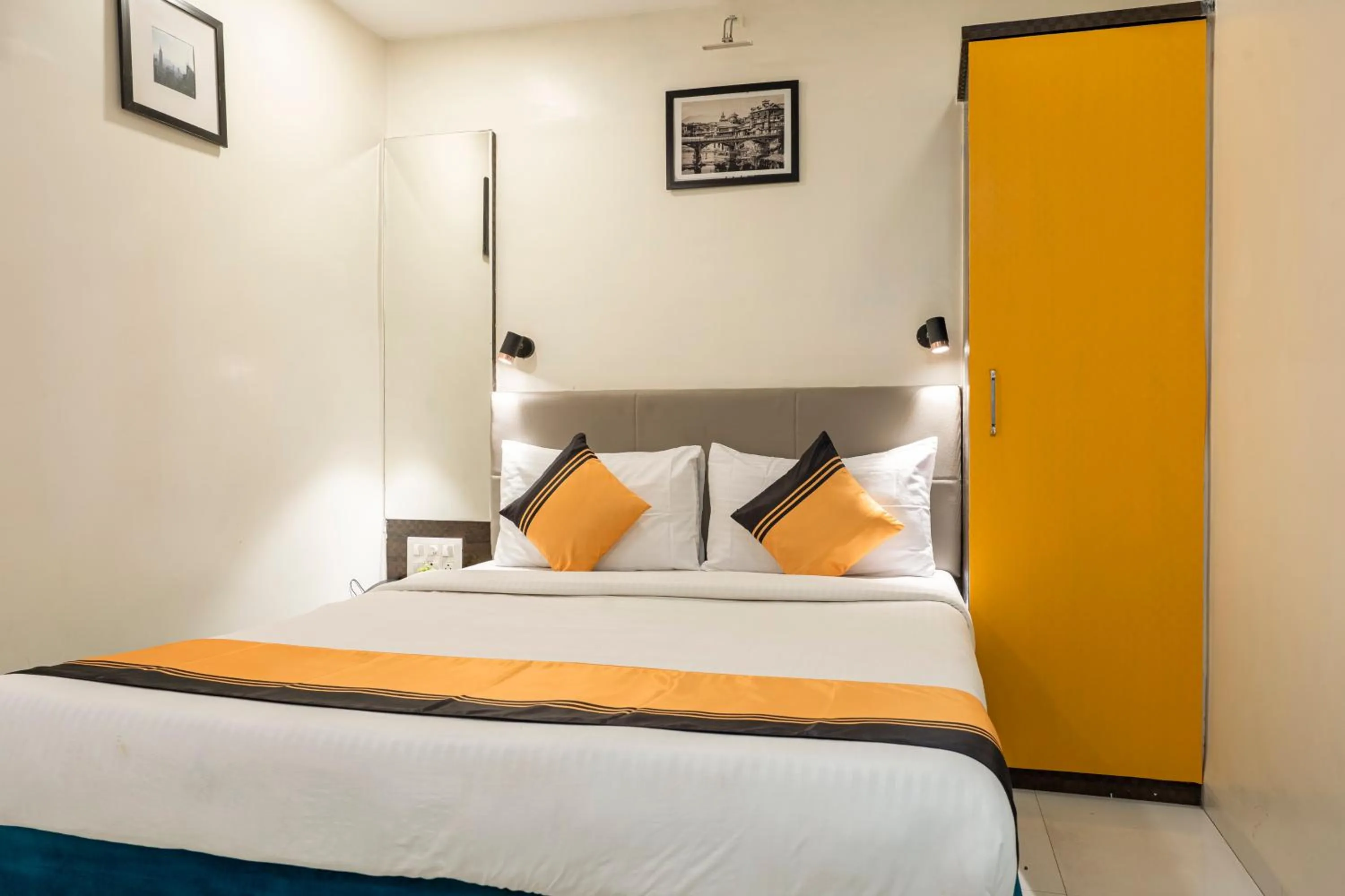 Bedroom, Bed in Itsy Hotels Bindra Elite