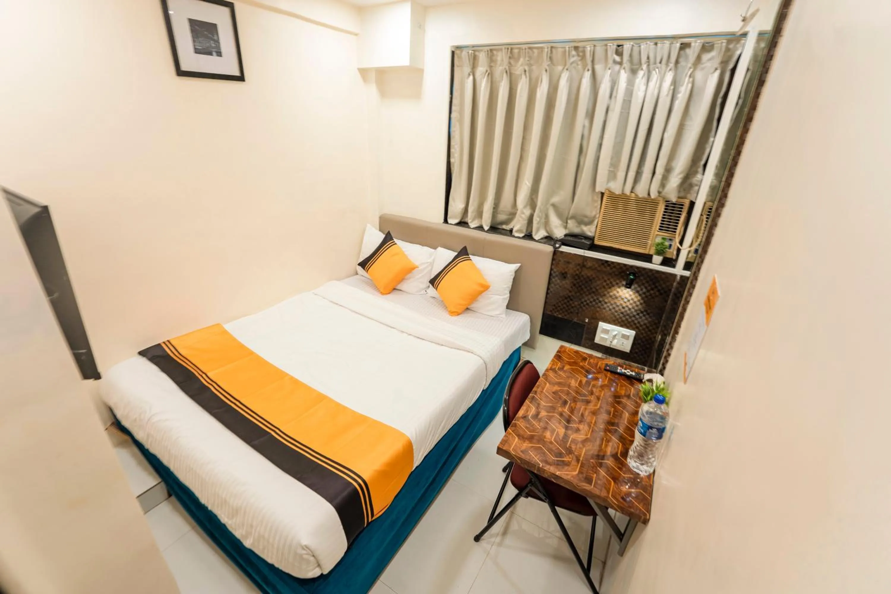 Bedroom, Bed in Itsy Hotels Bindra Elite